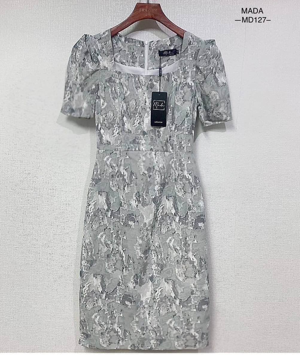 Dress ผ้าลายคอเหลี่ยมแขนยกไหล่นิดหน่อย ทรงเข้ารูปต่อเอวใส่ออกมาคือพอดีตัว ผ้าสวยเนื้อนิ่มลื่น ใส่สบาย งานซับในเย็บเก็บชาย ซิปหลังซ่อน