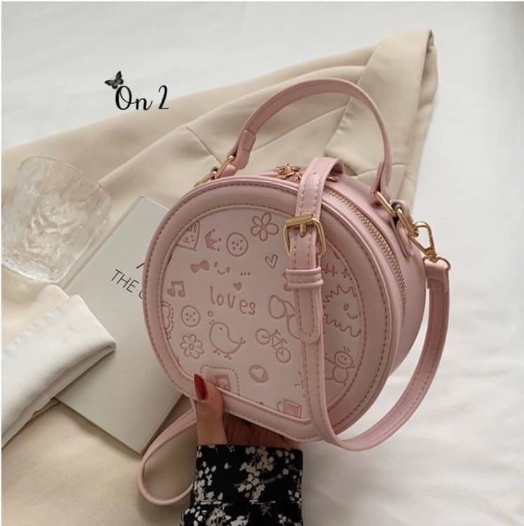 กระเป๋าแฟชั่นทรงกลม สไตล์มินิมอล งานซิปหนังpu อะไหล่ทอง สายสะพายยาวแบบ Cross body ปรับระดับได้ ทรงสวยงานน่ารักมากค่ะ