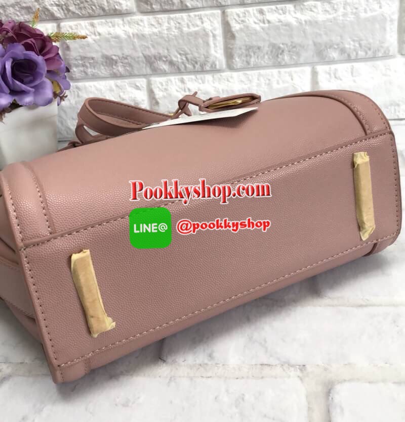 ลายหนังคาเวียร์ อะไหล่ทองคลาสสิค ปี 2018 ✔️พร้อมเฉดสีใหม่ปี 2018 New arrival !!! CHARLES & KEITH BAG Best Seller!!! พร้อมส่งค่ะ....กระเป๋าถือและสะพายข้าง ทรงสวยเก๋ หนังคาร์เวียตัดขอบหนังเรียบด้านข้างได้อย่างสวยงามค่ะ ด้านหน้าห้อยพวงแบรนด์หรูมาให้ เ