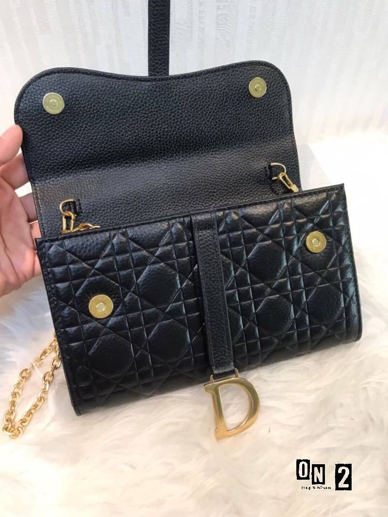 Dior clutch with Crossbody Bag Size 8 inch 🔺หนังวัว(leather) 🔺ด้านในมีช่องใส่นามบัตร ใช้เป็นกระเป๋าสตางค์ได้เลยค่ะ 🔺มีสายยาวโซ่ 1 เส้น (Have 1 chain)