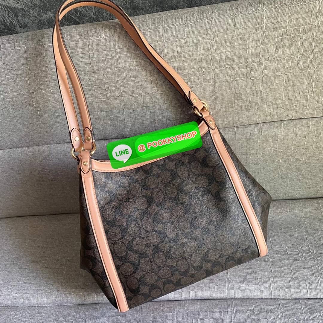 COACH C6232 KRISTY SHOULDER BAG IN SIGNATURE CANVAS (COACH C6232) สุดคุ้ม สาวๆสายช้อป ห้ามพลาด กระเป๋าสะพายไหล่ ใบใหญ่จุของได้เยอะ สายช้อปใช้งานเกินคุ้ม วัสดุหนังแคนวาส ภายในช่องกว้าง แบ่งสัดส่วน ด้านหน้ามีช่องซิป เปิด ปิด ด้วยกระดุมแม่เหล็กมีช่องซิปตรงกล