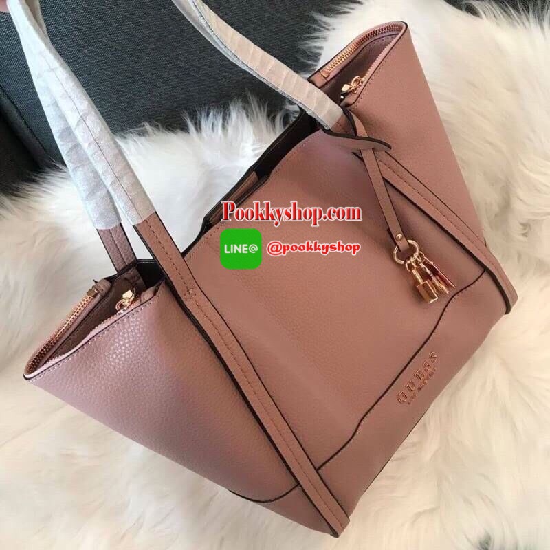 GUESS HEIDI HAMMERED EFFECT BAG 2 in 1กระเป๋าสะพายจาก Guess factory วัสดุ PU คุณภาพดี นิ่ม น้ำหนักเบา ด้านหน้าประดับด้วยโลโก้แบรนด์สุดหรู เปิดปิดกระเป๋าด้วยกระดุมแม่เหล็กและซิป ด้านในโล่งกว้างมีช่องสำหรับใส่ของด้านข้างกระเป๋าเพิ่มอีก2ช่องใช้งาน รุ่นนี้มาพ