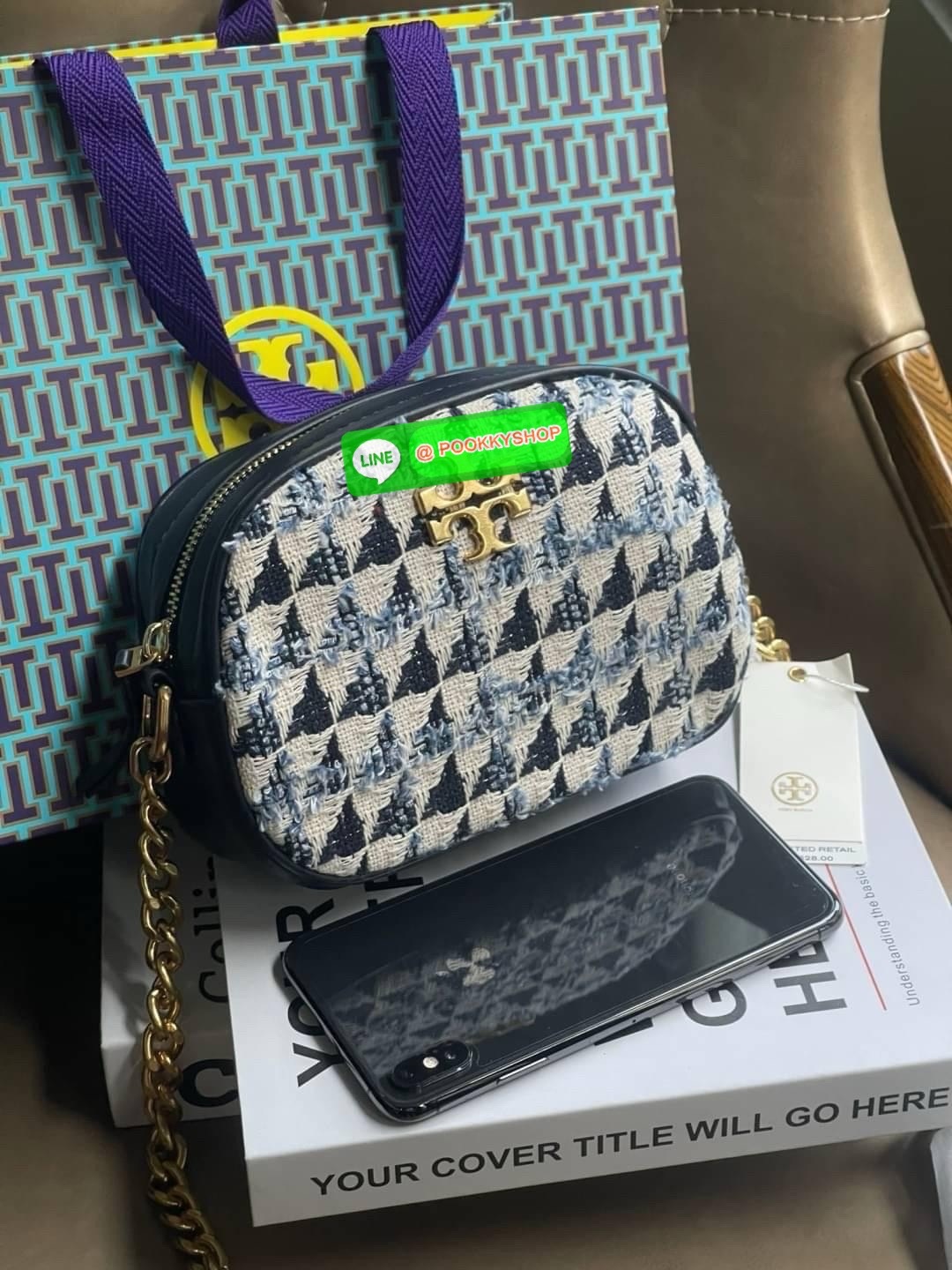 Tory burch kira chevron tweed small camera bag สาว ๆ ลุคคุณหนูไม่ควรพลาด Collection นี้เลยนะคะ เพราะ Kira Chevron เป็นรุ่นที่ตอบโจทย์และครองใจสาว ๆ ได้อย่างแท้จริง ลวดลายบนกระเป๋าแบบกราฟฟิคมีเท็กเจอร์ ทำให้กระเป๋าดูมีราคามากยิ่งขึ้น มาพร้อมกับโลโก้ Double