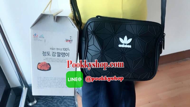 New!!! Adidas shoulder bag พร้อมส่ง กระเป๋าสะพายข้างแนว sport วัสดุด้านหน้าเนื้อ matte ผสมหนังนิ่มค่ะ น้ำหนักเบา ด้านหน้าติดโลโก้แบรนด์ เปิดปิดกระเป๋าแบบซิป ภายในโล่ง ใส่ของจุพอประมาณเลยค่ะ มีช่องซิปหนึ่งช่อง ด้านหลังมีช่องซิปยาวให้ใส่ของได้ด้วยนะคะ สายสะ