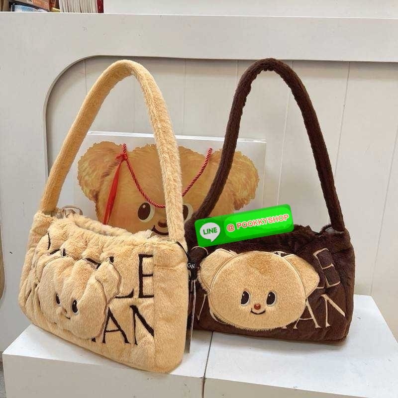 Gentlewoman x Butterbear fluffy dumpling bag 🔆 Details กระเป๋าที่มัมหมีต้องไม่ปล่อยผ่าน น้องหมีเนยน่ารักไม่ไหว และมาในรูปแบบกระเป๋า dumpling สุดฮิต บอกเลยว่าเหมาะกับคริสต์มาสที่จะถึงนี้มาก ดีไซน์น้องหมีเนยโดดเด่น ปากกระเป๋าสามารถรูดเก็บทรงได้ และม