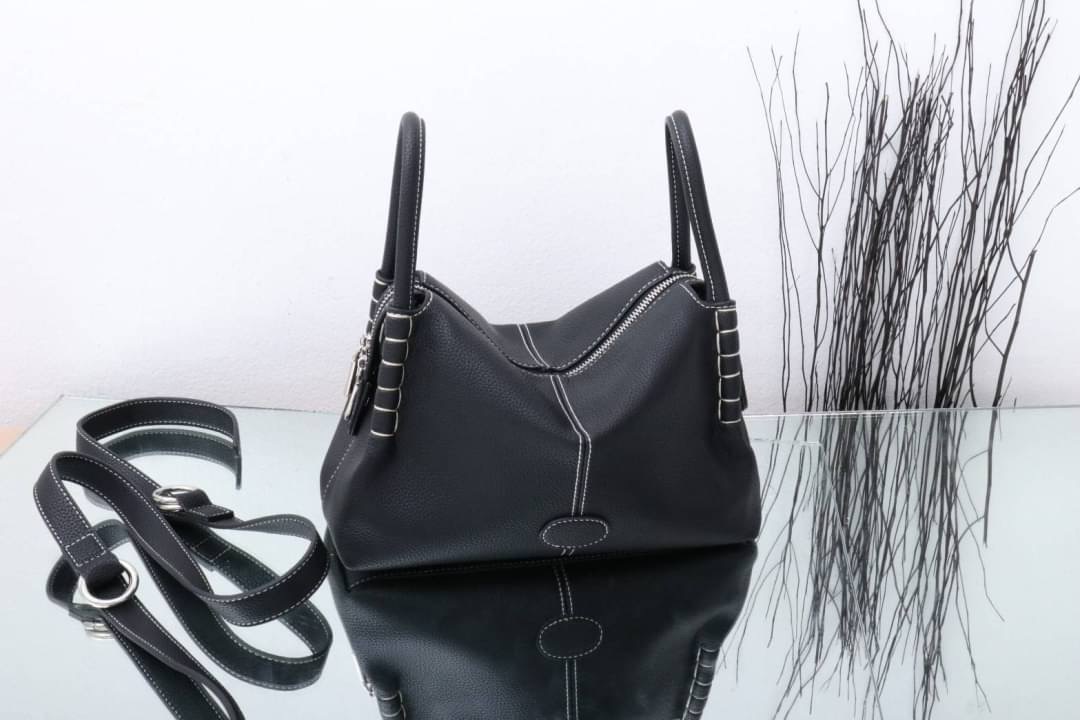 TOD’S กระเป๋าทรงหมอน สไตล์ lindy มีหูหิ้วและสายสะพายยาว เรียบหรูดูดี เท่ห์ๆ จุของได้เยอะ ใส่ของใช้ชีวิตประจำวันได้เต็มเปี่ยม น้ำหนักเบาใช้งานง่าย งานเกรดพรีเมี่ยมสุดๆ
