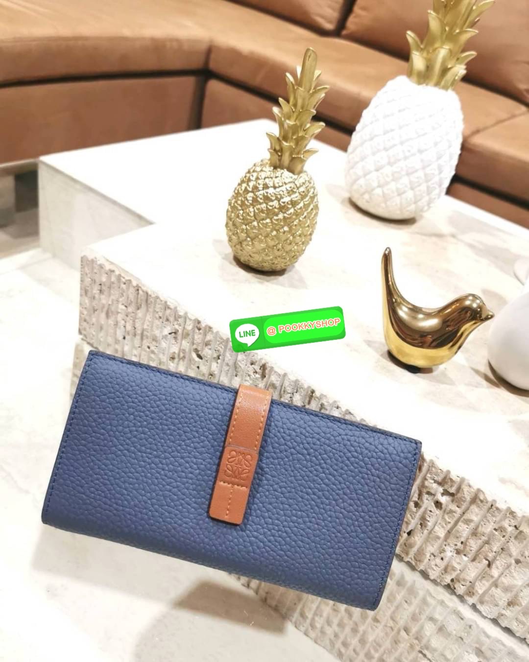 ✴️Don't Miss!✴️NEW! LOEWE LONG WALLET BAG VIP GIFT WITH PURCHASE-GWP กระเป๋าพรีเมี่ยมกิ๊ฟ Limited จาก LOEWE DUTYFREE COUNTER วัสดุหนังแท้เทคเจอร์สวยอยู่ทรงปั้มโลโก้แบรนด์ด้านหน้าเปิดปิดด้วยกระดุม ภายในมีช่องใส่ธนบัตรหลายช่อง ช่องหลักสาม