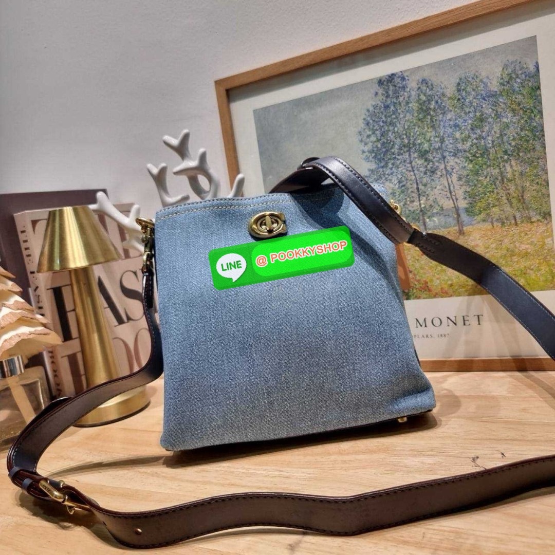COACH CS241 WILLOW BUCKET BAG 🔆 Details ไอเท็มขายดี the best seller ที่สวยแบบมองไม่เลิก!! สวยแบบทำถึง!! กระเป๋าสะพายไหล่ทรงสวย ดีไซน์คลาสสิควินเทจ สีเดนิมดูโดดเด่น เปิดปิดด้วยตัวบิดล็อค และอีกฝั่งเป็นกระดุมแม่เหล็ก