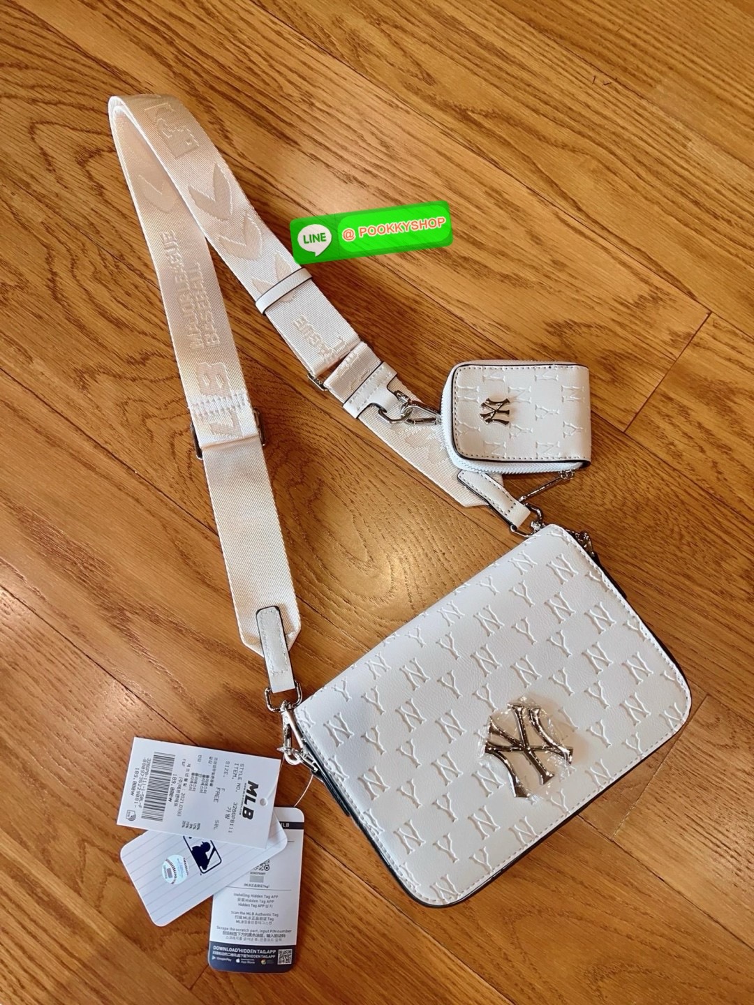 NEW IN! ใบจริงน้องสวยมากๆ คุ้มแก่การมีติดตัว! MLB MONOGRAM EMBO CROSS BAG 💌พร้อมส่ง! ใครมีแล้วหรือจะมีเพิ่มหรือซื้อเป็นของขวัญให้เพื่อนๆรุ่นนี้ไม่ทำให้ผิดหวังค่ะ หนังแท้อย่างดี ปั้มลายแบรนด์ทั้งใบ