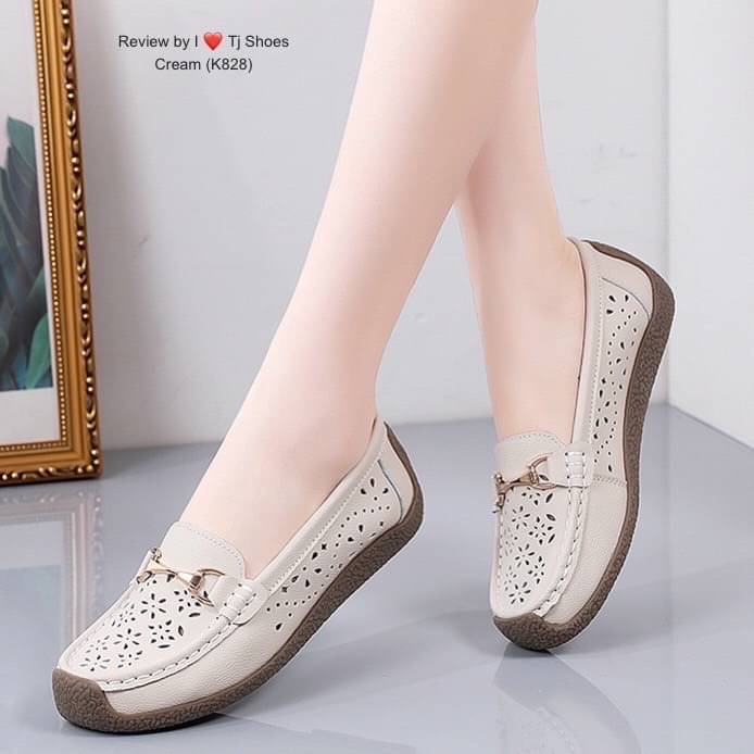 พร้อมส่งรุ่นนี้เกร๋มาก ขายดีมากบอกเลยจ้า !!! รองเท้าผ้าใบเพื่อสุขภาพนำเข้า น้ำหนักเบา หนังนิ่มมากๆ สวมใส่ง่ายใส่นิ่มสบายสุดๆ ส้นยางอย่างดีช่วยลดแรงกะแทกได้ดี จับแมทกับชุดง่าย ใส่แล้วดูเกร๋มากๆ แถมใส่ได้ตลอด ไม่มีเอ้าท์ ของจริงงานดี สวยตรงปกแน่นอน เพราะทาง