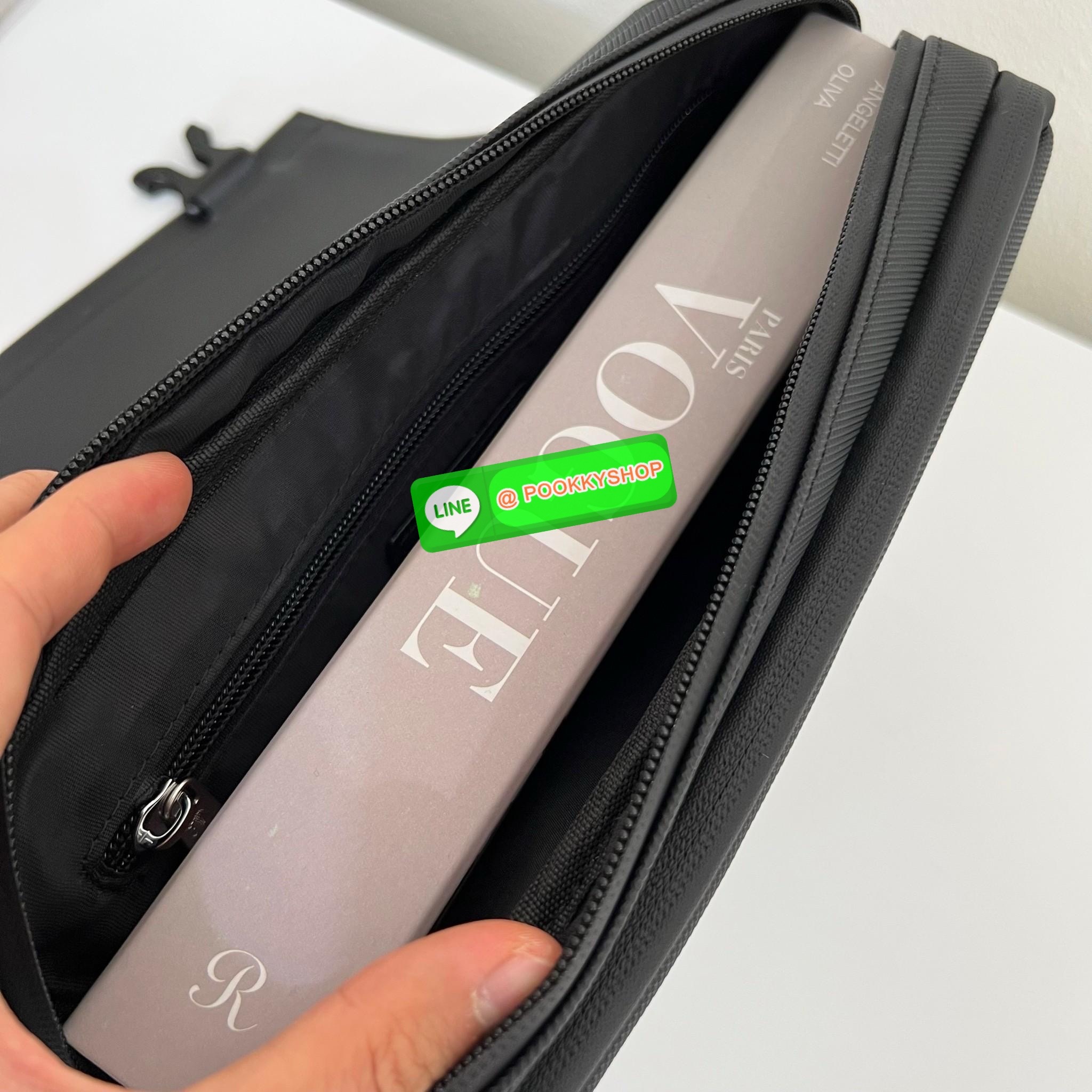 Men's L.12.12 Clipped Flap Adjustable Shoulder Strap Small Pouch วัสดุ PVC คุณภาพดีตามแบบฉบับแบรนด์ น้ำหนักเบา กันน้ำ ด้านหน้ามีโลโก้เหล็ก ฝาเปิดปิดด้วยคลิปล๊อค 2 ด้าน ช่องหลัก ด้านในมีช่องซิปพร้อมหัวซิปแบรนด์ ใส่กระเป๋าสตางค์ใบยาว ipad มือถือ ของจุก