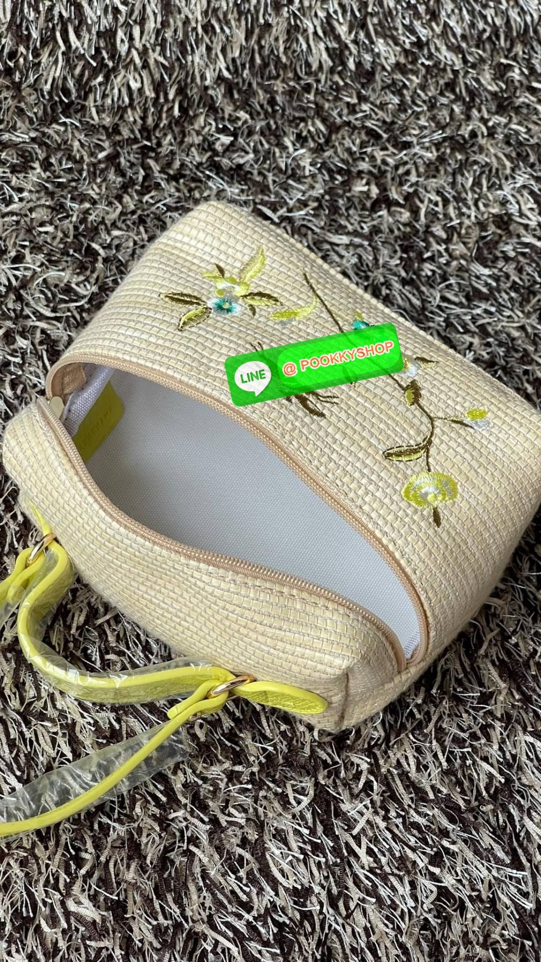 💕 Longchamp vanity xs le panier กระเป๋าสะพายข้างที่ดูเป็นผู้หญิงและไม่คาดฝันใบนี้เป็นเครื่องประดับที่สมบูรณ์แบบในชีวิตประจำวัน มีหูหิ้วและสายสะพาย สามารถถือด้วยมือ สะพายไหล่ หรือสะพายข้างลำตัว Le Pliage เฉลิมฉลองการมาถึงของฤดูร้อนด้วยผ้าใบเอฟเฟกต์