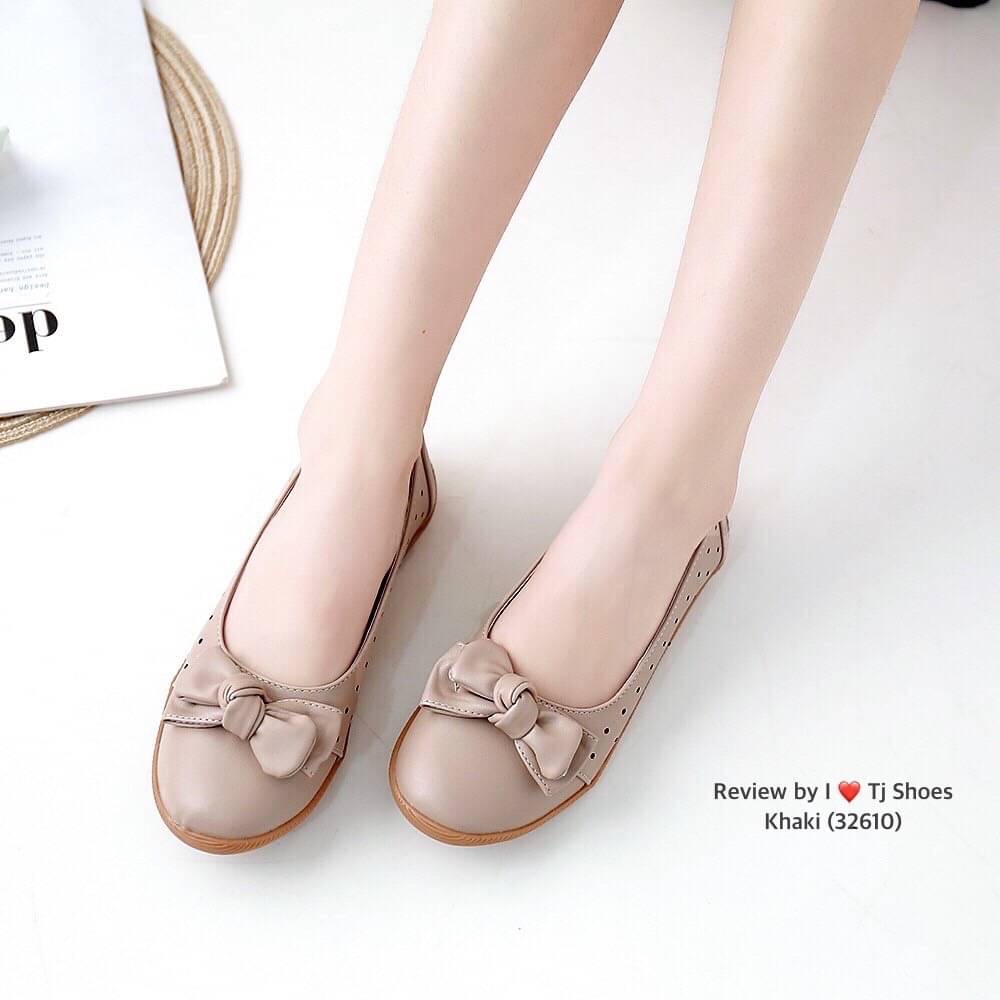 พร้อมส่งรองเท้าเพื่อสุขภาพ ที่ทั่งเกร๋ทั้งน่ารักสุดๆ รองเท้ารุ่นนี้เป็นงานสั่งทำพิเศษ หนังนิ้มนิ่ม ประดับโบว์น่ารักๆ มีรูระบายอากาศใส่แล้วเท้าไม่อับ น้ำหนักเบา ใส่นุ่มเดินทั้งวันได้สบายมากๆ ส้นยางเกรดพรีเมี่ยมอย่างดี แมทกับชุดอะไรก็เกร๋ เป็นรุ่นแนะนำ ซื้อ