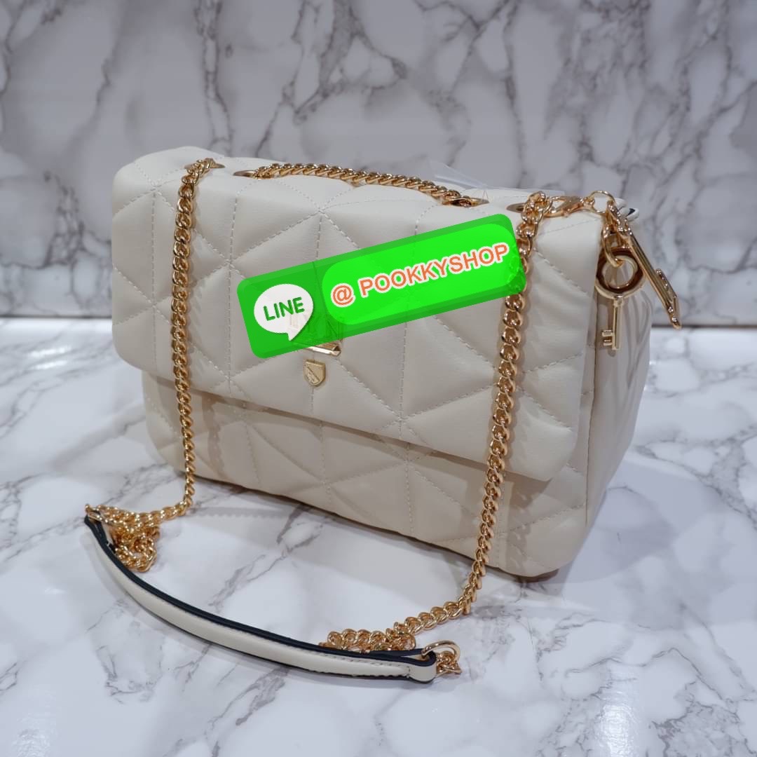 lyn มาแล้วจ้าา ใครสายลูกคุณหนู สวยหรูดูแพง ต้องรีบจัดแล้ว! กระเป๋าทรงเหลี่ยมใบใหญ่ จุของได้เยอะม๊ากกกก สายกระเป๋าเป็นโซ่สีทองปรับระดับได้ เปิด-ปิดด้วยกระดุมแม่เหล็ก ด้านหน้าปักหมุดlogo brand แอบกระซิบว่าถึงใบจะใหญ่แต่เบาสบายไม่ปวดไหล่นะจ๊ะ ด้านหลังมีช่องใ