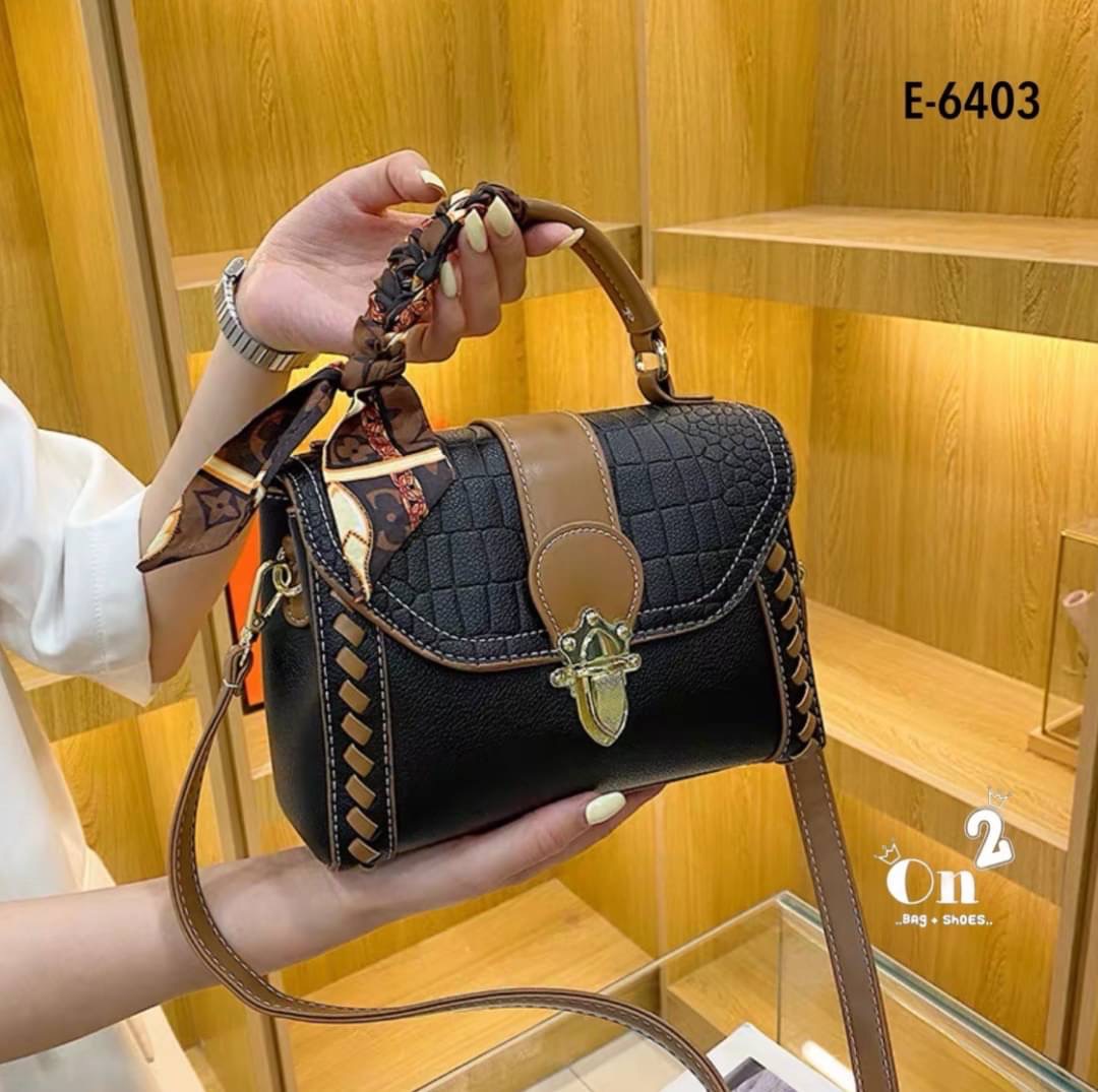 สุดปังงงไปเลยค่าา ทรงเหลี่ยม ฝาปิดลายหนังจระเข้ อะไหล่ทอง มาพร้อมสายสะพายยาว 1 เส้น สามารถถอดสาย ถือเก๋ๆได้ หรือใส่สายยาว crossbody ได้เลยค่ะ