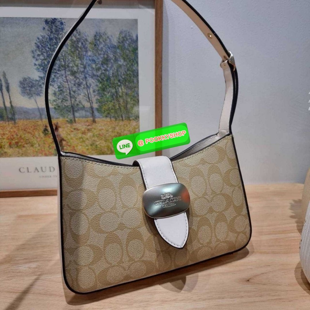 COACH CR533 ELIZA SHOULDER BAG 🔅 Details ใหม่ล่าสุด กระเป๋าสะพายไหล่ทรงโฮโบสุดหรู ดีไซน์โลโก้แบบใหม่และหรูหรายิ่งขึ้น คงความคลาสสิคและวินเทจ เปิด-ปิดด้วยสายคาดแบบกระดุมแม่เหล็ก ภายในเป็นช่องโล่ง แบ่งสัดส่วนไว้อย่างดี มีทั้งช่องใส่บัตร และช่องซิป ส