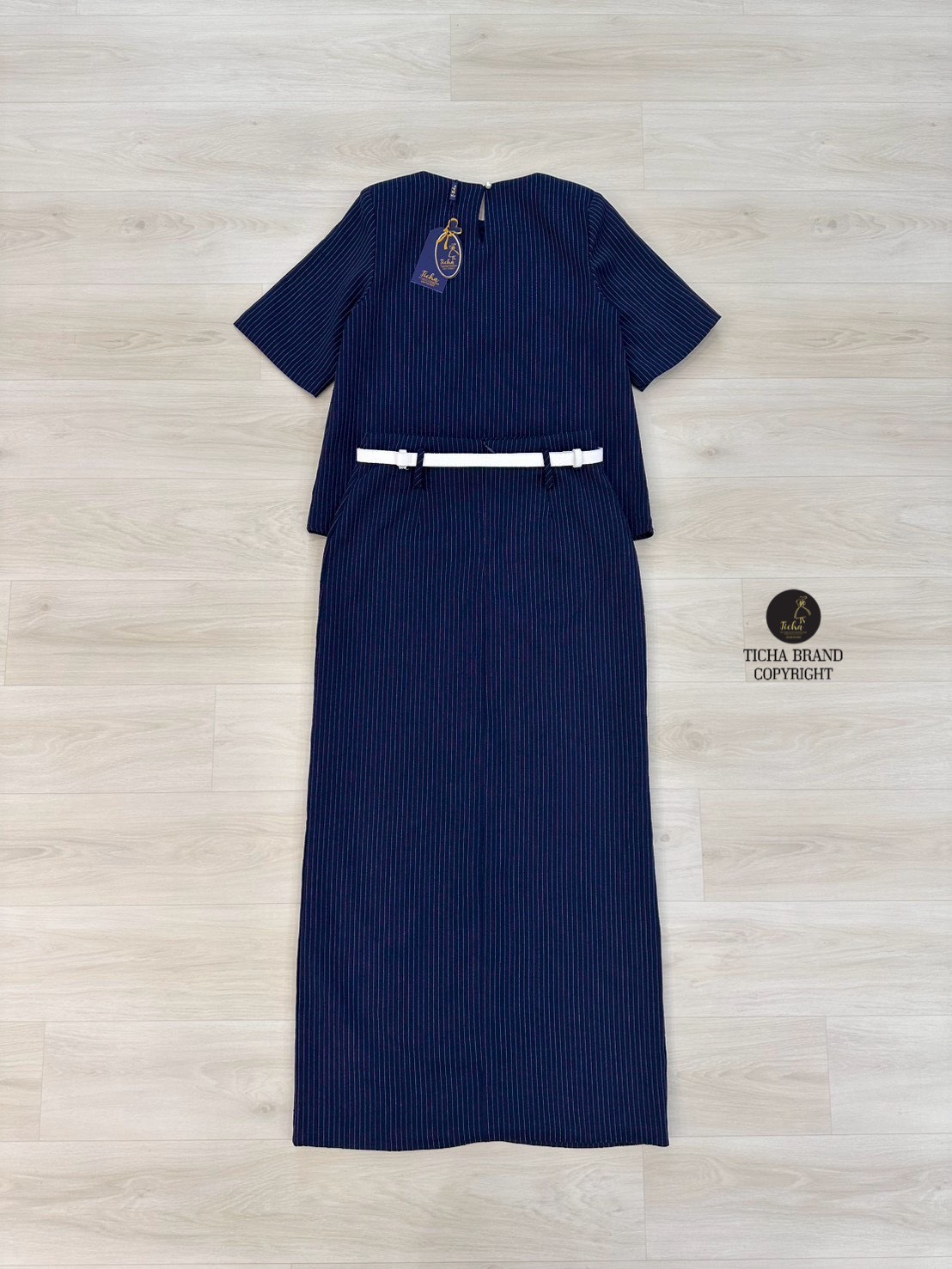 ชุดเซทแฟชั่น Set 3 ชิ้นเสื้อ+กระโปรง+เข็มขัด เสื้อแขนสั้นสีกรมลายตรงคอกลม ทรงโอเวอร์ไซส์