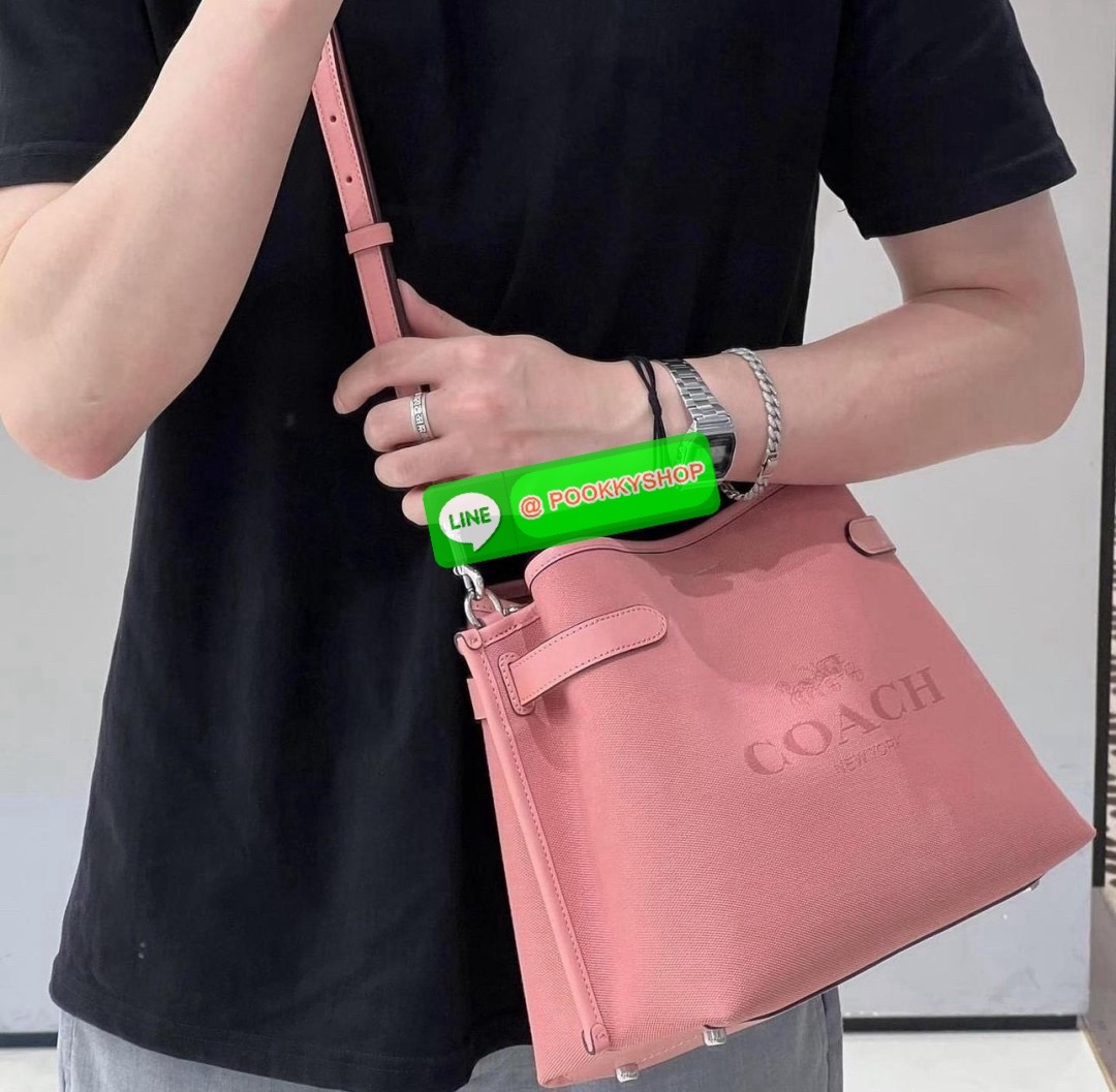 🔆 Model COACH CH190 HANNA SHOULDER BAG WITH COACH 🔆 Details น้องใหม่ เรียบหรู ดูแพง กับกระเป๋าสะพายไหล่ทรงสวย โทนสีคลาสสิค ดีไซน์ตกแต่งสายคาดจับจีบข้างกระเป๋าเพิ่มดีเทล มาพร้อมหูจับถอดแยกได้ สะพายเดี่ยวได้ และสายสะพายข้างสะพายแบบเก๋ๆ ปากกร