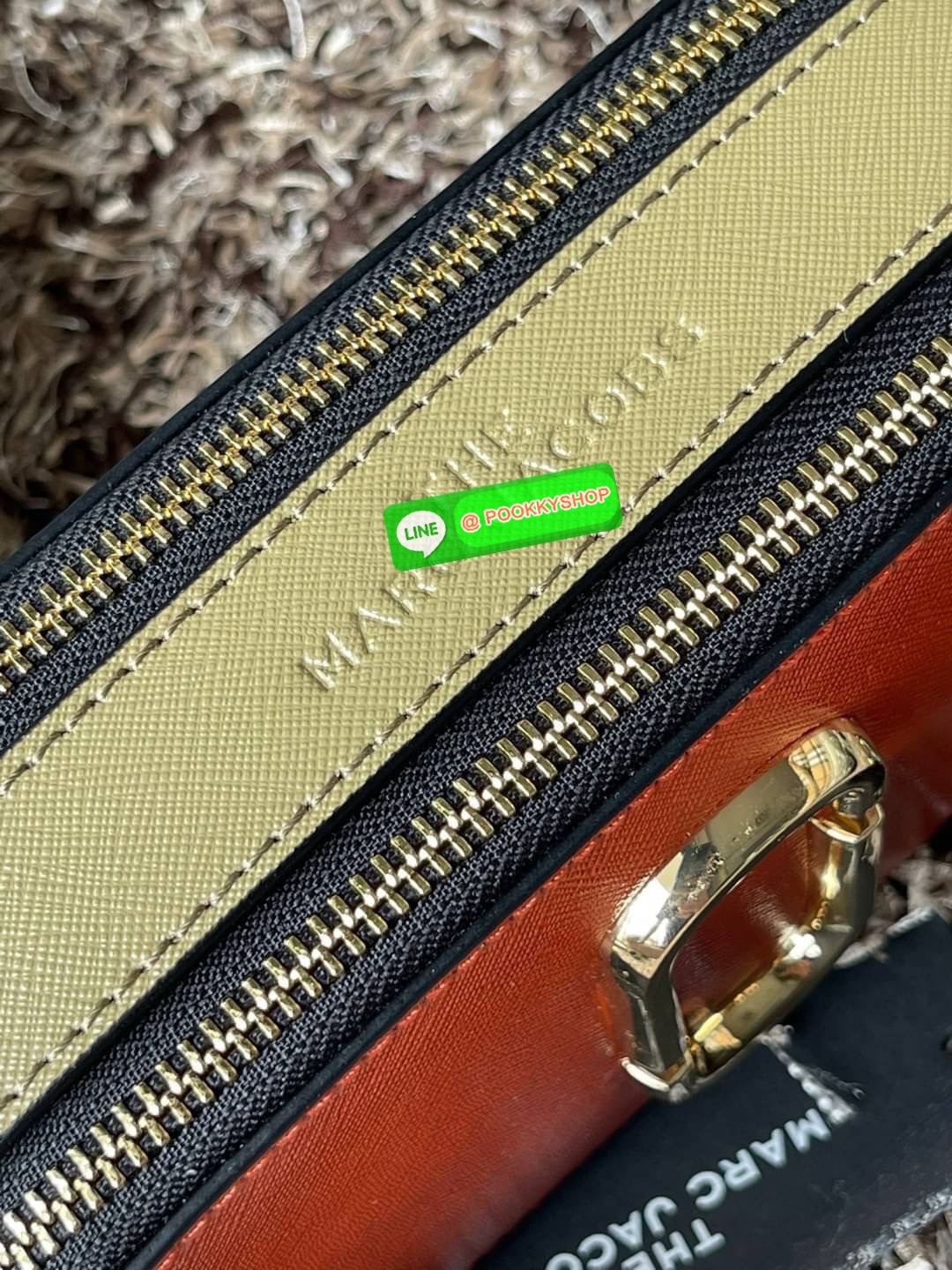 Marc Jacobs Snapshot Bag กระเป๋าแบรนด์ดังจากสัญชาติอเมริกัน นับได้ว่ารุ่นนี้เป็นรุ่นทรงฮิตของ marc jacobs เลยทีเดียว โดยด้านหน้ากระเป๋าจะเป็นโลโก้แบบโลหะที่เป็นสัญลักษณ์ของแบรนด์นี้ มาพร้อมสายสะพายที่จะสะพายยังไงก็ดูโดดเด่น เพราะขนาดใหญ่ที่สกรีนตัวอักษร m