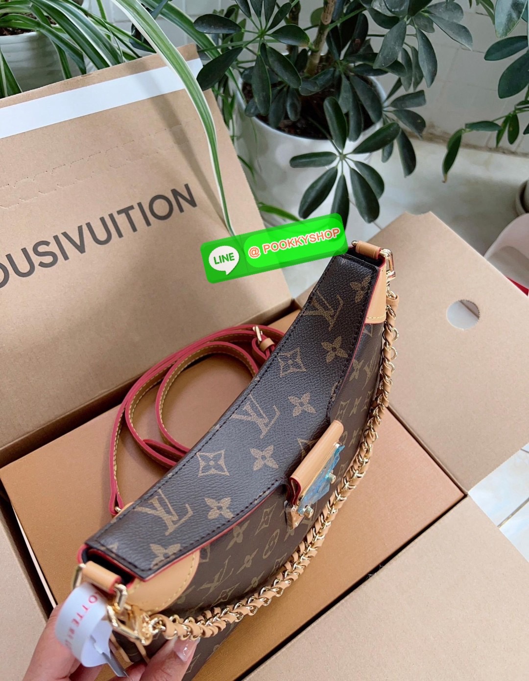 NEW IN เป็นอีกหนึ่งรุ่นที่สวยและดูดีมาก ห้าทพลาด! LOUIS VUITTON TWINNY BAG ((VIP GIFT DUTY FREE ตปท.)) 🔖พร้อมส่ง! เปิดออกมาน้องจะมีความหอมอ่อนๆในตัว คือดีย์มากๆ หนังแท้อย่างดี มีความนิ่ม ทรงสวย เก๋ ใช้ได้กับทุกๆวันไม่เบื่อเลยค่ะสาวๆ