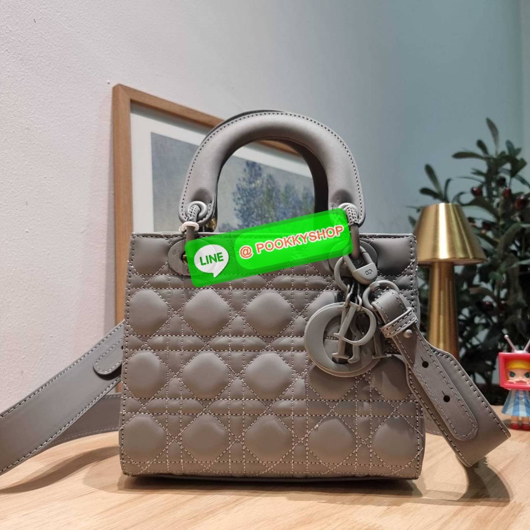 NEW ARRIVAL!! CD LADY ULTRAMATTE BAG กระเป๋าสะพายข้างพรีเมี่ยมกิ๊ฟสุดฮอต ดีไซน์เรียบง่าย แต่แฝงไปด้วยความหรูหรา ทรงกล่องคลาสสิค โดดเด่นด้วยพวงกุญแจอะไหล่สีเดียวกับตัวกระเป๋า วัสดุหนังแท้ผิวแมทท์ ลายเส้นซ้อนทับสวยงาม มีรูปแบบ หูจับในตัวและสายครอสบอดี้สุดเล