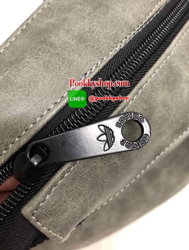 New !! ADIDAS HAND BAG กระเป๋าถือทรงสปอร์ต วัสดุหนังกลับ หนังนิ่ม น้ำหนักเบา น่าใช้มากๆค่ะ ด้านหน้าสกรีนส์โลโก้แบรนด์ เปิดปิดกระเป๋าแบบซิป ภายในโล่ง กว้าง สามารถใส่ของหรือสัมภาระได้จุมากค่ะ บอกเลย! มีช่องซิปหนึ่งช่องนะคะ หูหิ้วสูง สาวๆ สามารถสะพายไหล่ได้ค