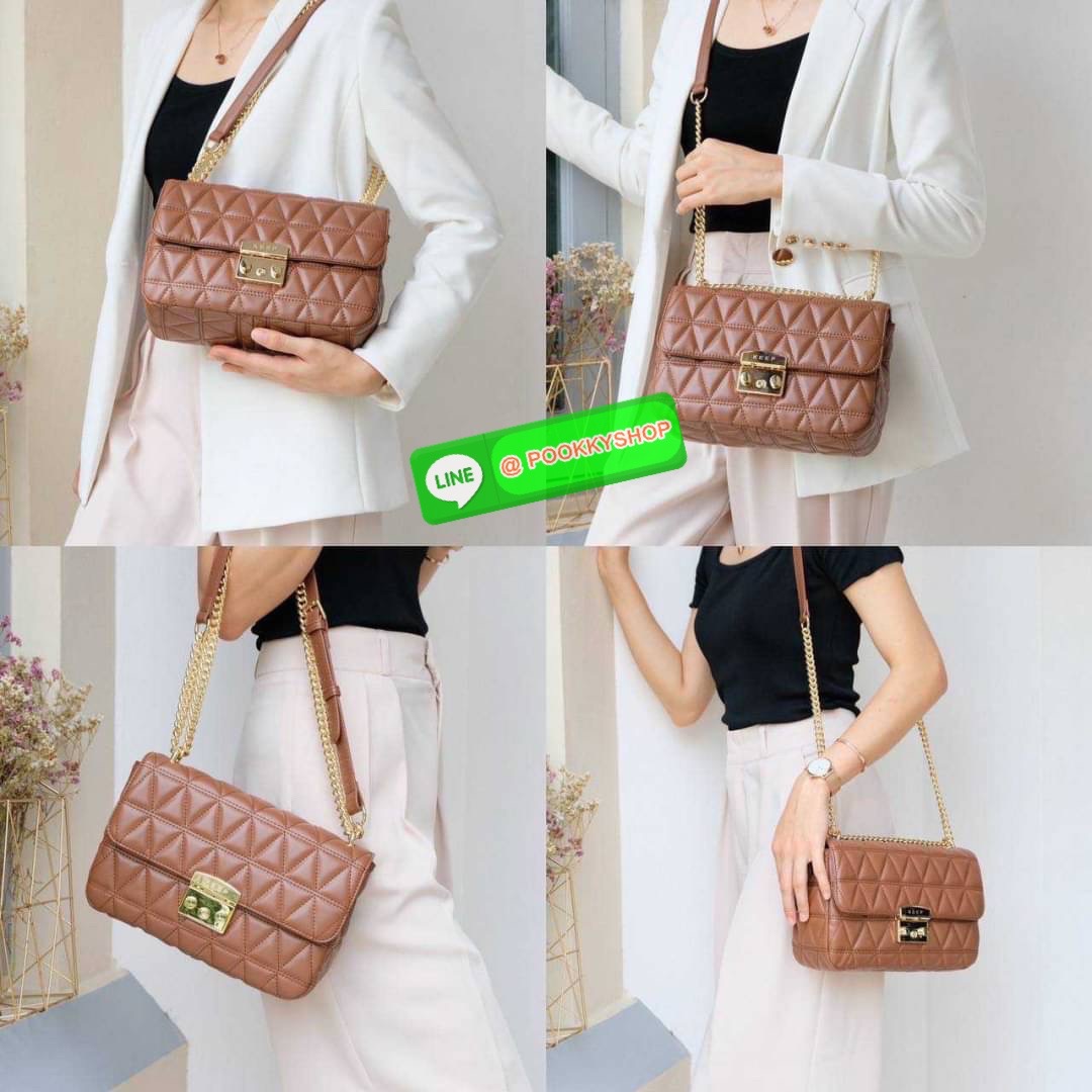 รุ่นขายดีเข้าเพิ่ม สำหรับ KEEP รุ่น ‘ Squash ‘ (( classic size 10” )) ตัวกระเป๋าหนังตัวใหม่ Microfiber ลายหนังสวยมากๆคะ การตัดเย็บประณีตทุกช่อง ทำลายออกมานิ่ม ตึง ตัดกับอะไหล่ทองยิ่งเพิ่มความ Classy ไปอีก