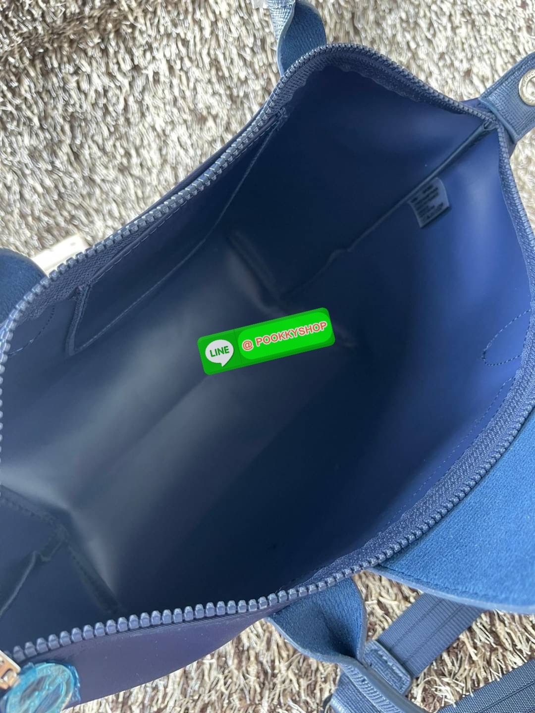 Longchamp Le Pliage Neo Size M มาพบกับกระเป๋ารุ่นยอดนิยม ที่สาวๆ ต้องมีไว้เก็บไว้สักใบ กระเป๋าโท้ทใบนี้ มาพร้อมกับสีที่มีสไตล์เรียบง่าย มีสายสะพายยาวช่วยให้คุณสามารถสะพายไหล่ได้อย่างสบาย ในขณะที่ที่ปิดแบบซิปช่วยให้คุณมั่นใจได้ว่าของด้านในมีความปลอดภัย Le