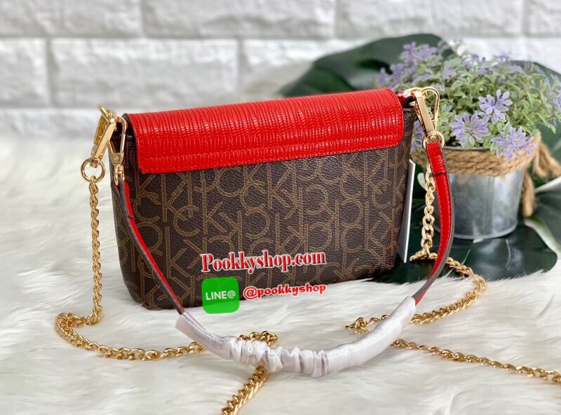 New arrival !! CALVIN KLEIN HANDBAG // SHOULDER BAG กระเป๋าถือ//คล้องไหล่//สะพายข้าง//หรือครอสบอดี้ร์ได้ค่ะ ดีไซด์สวย น่าใช้มากๆค่ะ วัสดุหนังผสมนิ่มมือค่ะ ด้านมีโลโก้แบรนด์ พร้อมช่องซิปใส่ของจุกจิก เปิดปิดกระเป๋าแบบกระดุมแม่เหล็ก ภายในแบ่งสามช่อง สามารถใส