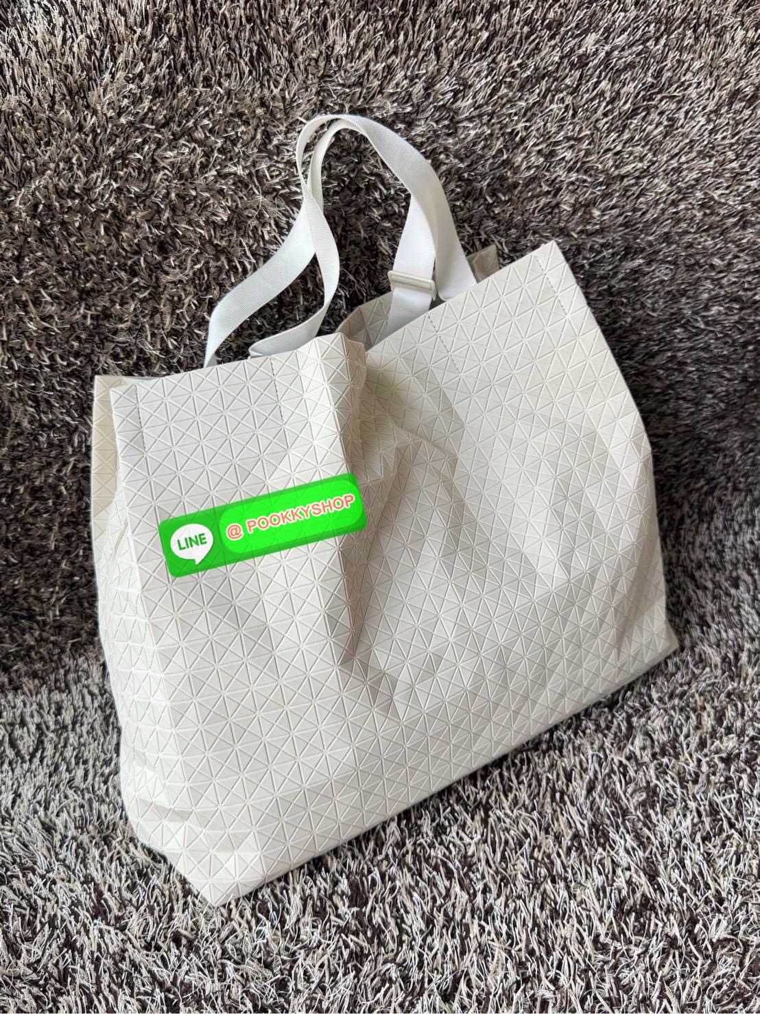 Baobao Issey Miyake Cart geometric L tote bag รูปทรงที่สร้างขึ้นโดยบังเอิญ' เสื้อผ้าที่มีโครงสร้างและได้รับการออกแบบทางวิศวกรรมอันเป็นเอกลักษณ์ของแบรนด์ ส่งต่อไปยังเครื่องประดับที่น่าประทับใจและไร้กาลเวลาเหล่านี้ กระเป๋าโท้ต Cart ประดิษฐ์ขึ้นจากการตั