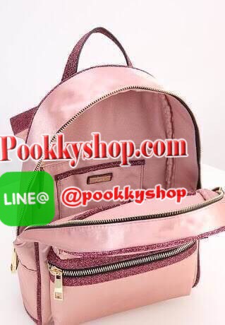 ALDO Grawn Satin Backpack with Tiger&Rose Patches กระเป๋าเป้สะพายหลังจาก ALDO แบรนด์ดังแคนนาดา ดีไซน์สุดชิคปักลายเสือและดอกไม้สวยทั้ง2สี ด้านหน้ามี 1 ช่องซิป เปิดปิดด้วยซิปคู่สะดวกใช้ ภายในมีโลโก้ ช่องซิปและช่องใส่ของ จุได้เยอะ ใส่ ipad ได้ น้ำหนักเบา หูจ