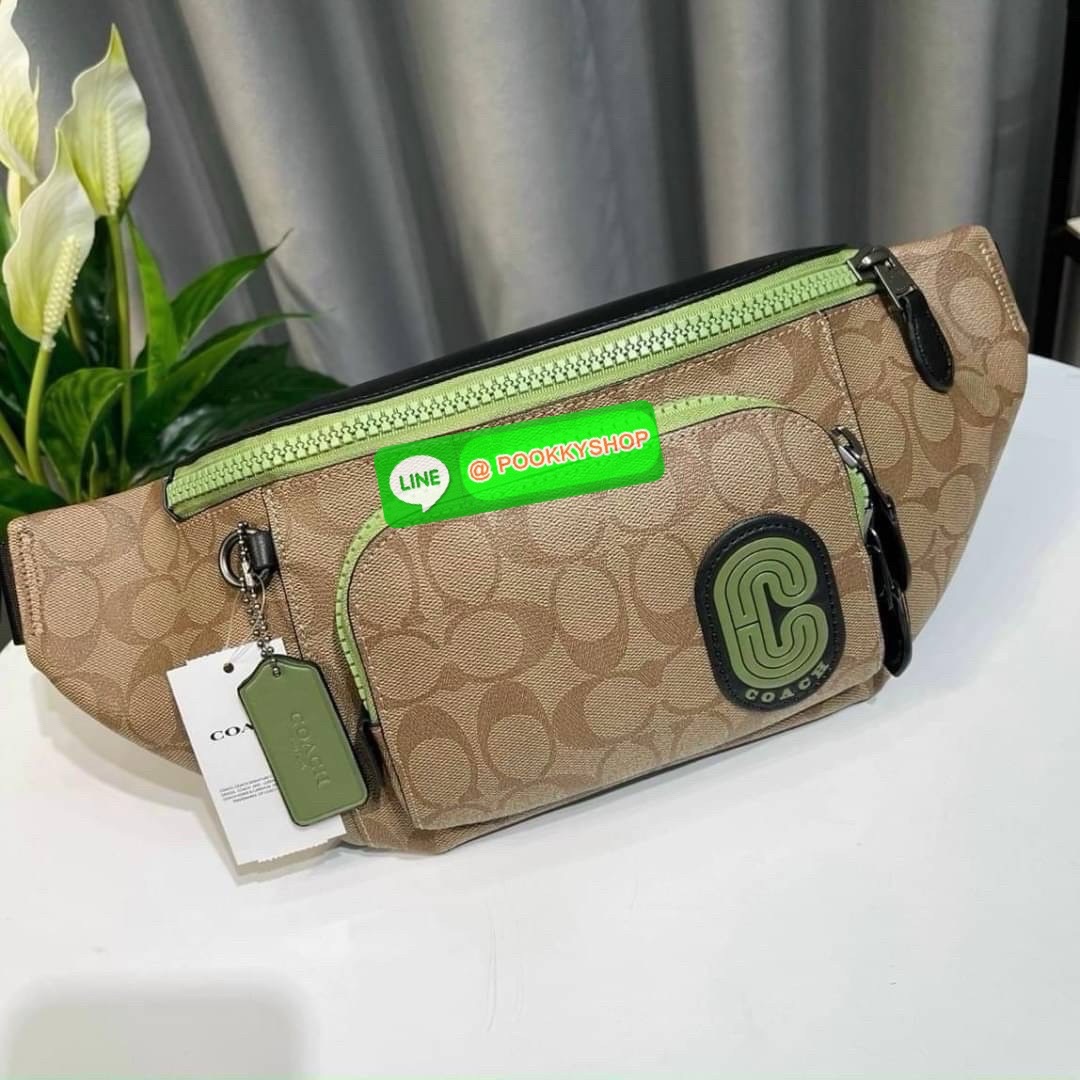 Coach C019 – Charter Belt Bag With Patch (Khaki Green Multi) ใบนี้คือจังหวะสนุกของสีธรรมชาติกับความเท่ที่ใช้งานได้จริง “คาดไว้ไม่ได้แค่ของ…แต่คาดไว้คือสไตล์ที่ไม่ซ้ำใคร” Coach C019 รุ่น Charter Belt Bag โทน Khaki/Green พร้อมโลโก้ Coach Leatherware Patch ข