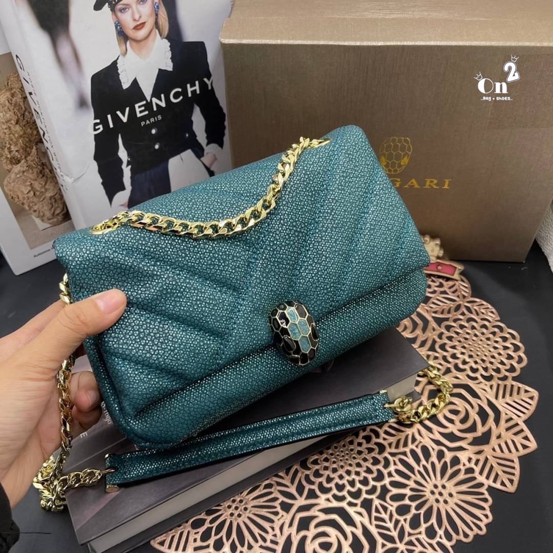 BVLGARI SERPENTI CABOCHON CROSS BODY BAG กระเป๋าสะพายข้าง bvlgari ทรงนี้เป็นทรงคลาสสิคของแบรนด์เลยค่า คือใบนี้แกะแบบมาเป๊ะมากๆ สายสะพายสามารถดึงสั้นยาวได้สวยถูกใจแม่มากห้ามพลาดเลยจ้า