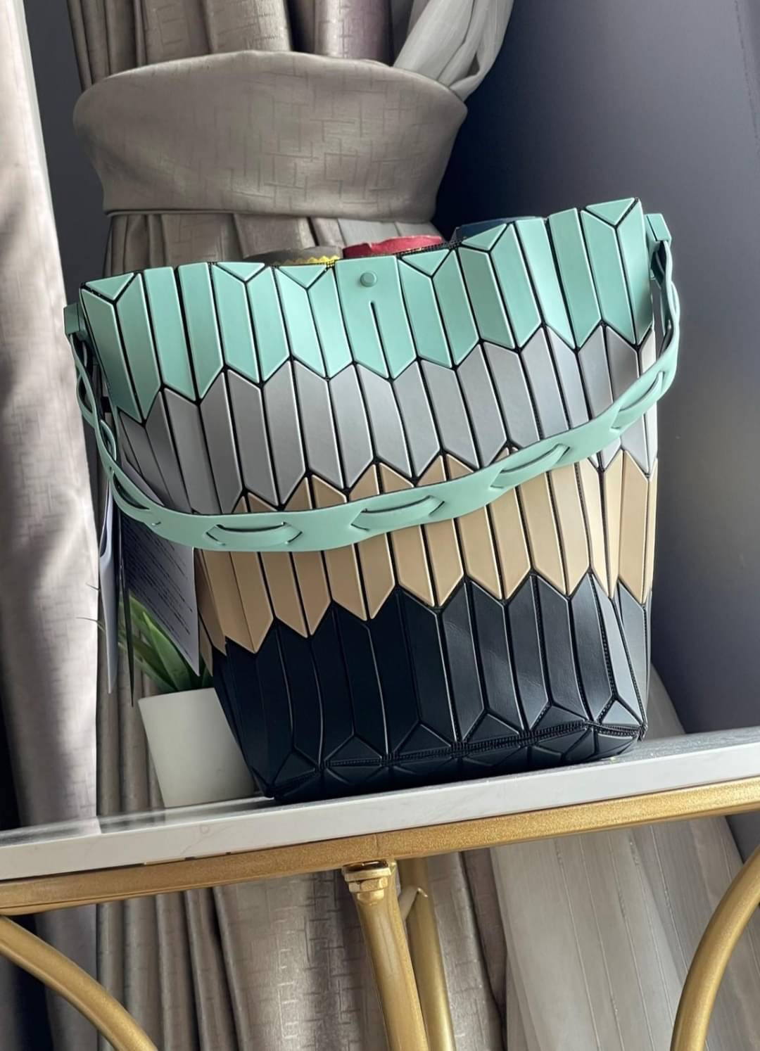 💕Baobao Issey Miyake Large Bucket กระเป๋าบัคเก็ตขนาดใหญ่สามารถใช้ใส่ร่มพับได้หรือขวดน้ำขนาดเล็กได้ ซีรีย์ใหม่นี้มีจุดเด่นที่แผ่นรูปทรงสี่เหลี่ยมด้านขนานในแนวตั้ง เกิดเป็นรูปทรงสามมิติซึ่งแตกต่างไปจากรูปทรงที่เกิดขึ้นจากแผ่นสามเหลี่ยม หูหิ้วสามารถข