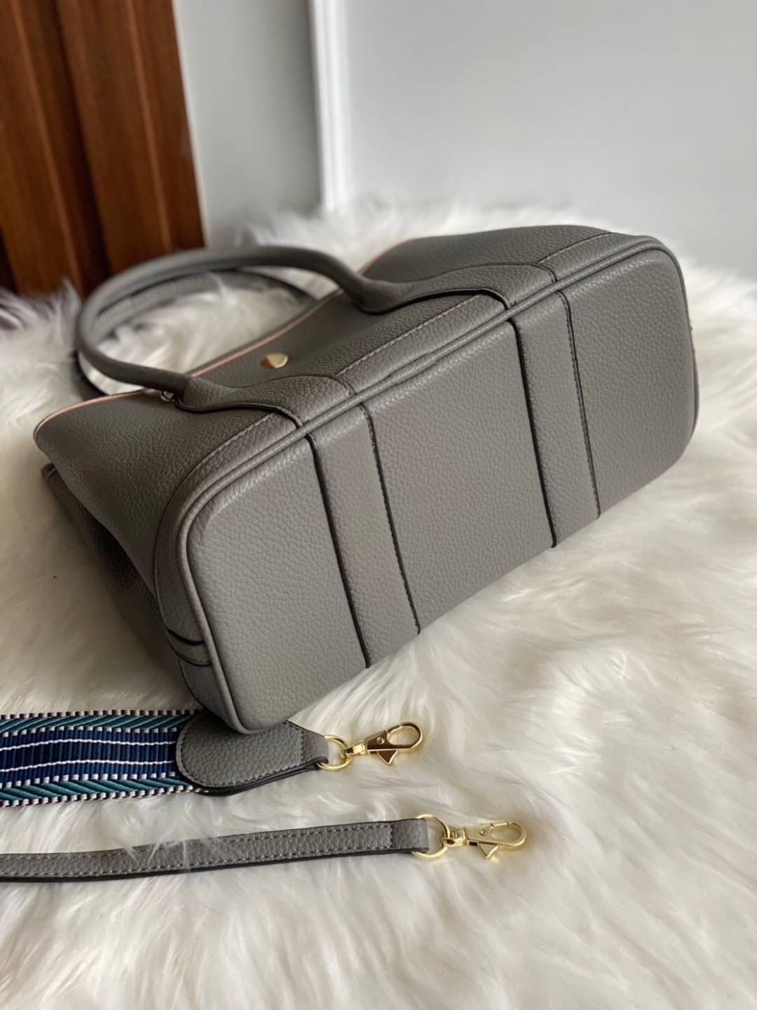 Restock อีกครั้ง รุ่น GD 30 cm หนัง PU premium Soft togo หนังนุ่ม สวยมากก จุของได้เยอะสุดๆ ภาพในสวยหรูบุเป็นผ้า Canvas ประกบฐานด้วย PU premium งานคัตติ้งสวยมาก มาพร้อมกับเซตกระเป๋าผ้า Canvas อีก 1 ใบ และสายสะพาย 2 เส้น คุ้มมสุดด