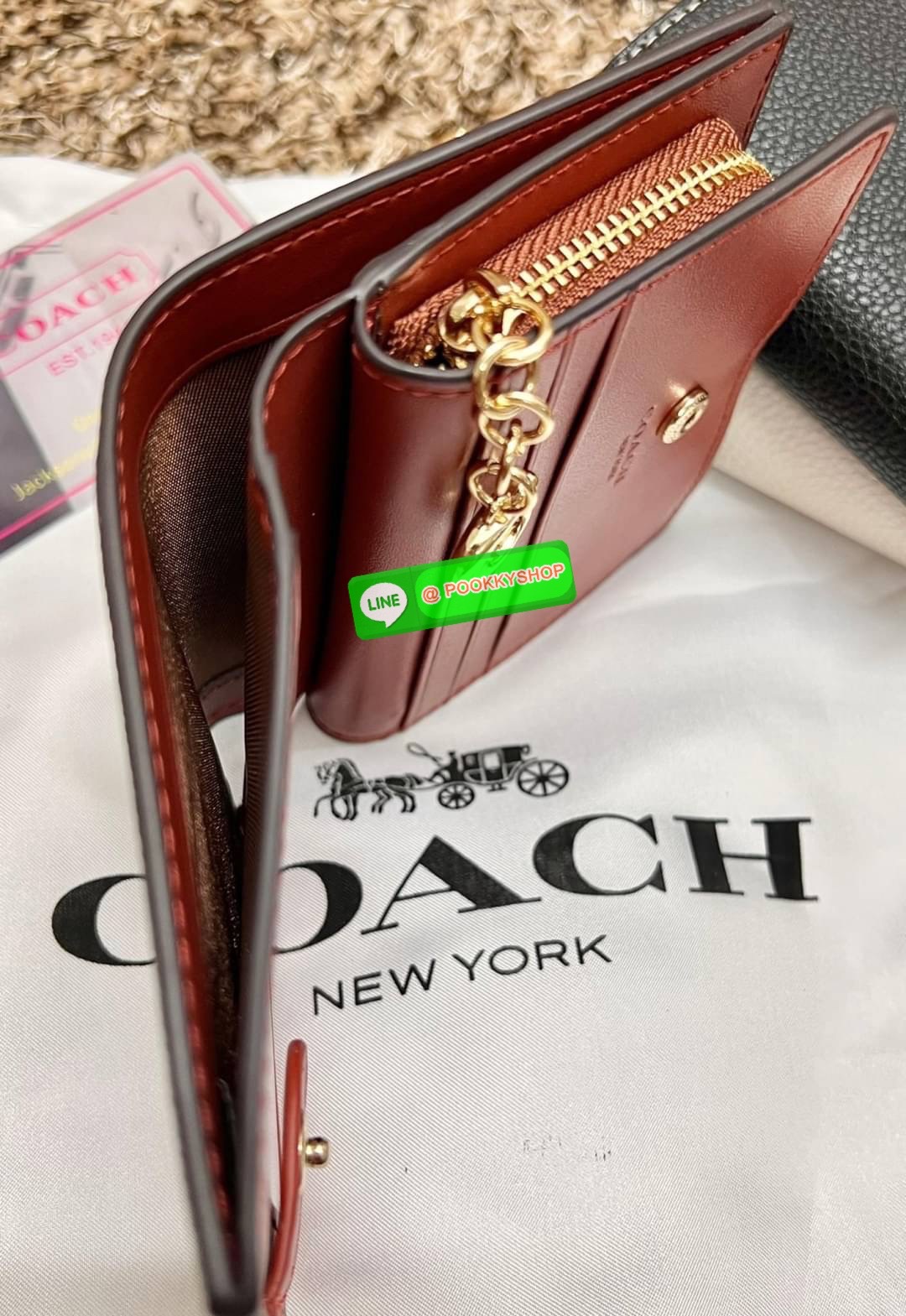 COACH SNAP WALLET ((cc472//cc920//cc922)) 🌍พร้อมส่ง ใหม่ล่าสุด สุดคิ้วว ห้ามพลาดก่อนหมดค่ะ! ✔️กระเป๋าเงินใบสั้น หนังแท้ สกรีนล์ลายน้องหมา//น้องแมว สุดน่ารักมากค่ะ ✔️เปิดปิดกระเป๋าแบบกระดุม ภายในมีช่องเสียบบัตร6ช่อง//ช่องใส่ธนบัตรตามย
