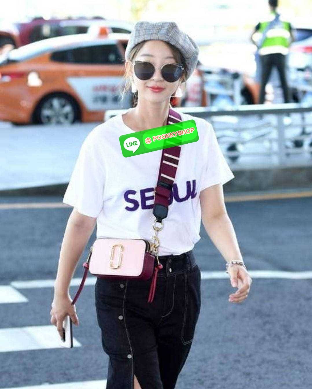 MARC JACOBS THE SNAPSHOT CAMERA BAG ไอเท็มยอดฮิตที่โดดเด่นเป็นเอกลักษณ์ กับกระเป๋าสะพายข้างสุดปัง เรียกได้ว่าไม่ซ้ำใคร!! วัสดุหนังวัว สวยอยู่ทรง เปิด-ปิดกระเป๋าด้วยซิป มีซิปหลัก 2 ช่อง แบ่งสัดส่วนไว้ดีมาก มาพร้อมสายสะพายสปอร์ตเส้นใหญ่ ที่ออกแบบโทนสีมาให้เ