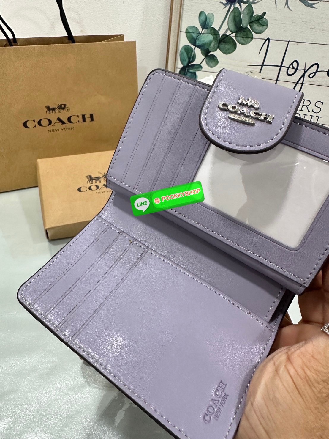 ❤️COACH MEDIUM CORNER ZIP WALLET IN SIGNATURE CANVAS💜 คอลเลคชั่นใหม่งานหรู งานดูแพง จัดให้เลย!! กระเป๋าสตางค์ใบกลาง ดีไซน์ใหม่ สุดหรู แค่เห็นก็ต้องเลิฟ ถือใช้ขับผิวทุกสี วัสดุหนังแท้ปั๊มลายนูนสวยคม ภายในมีช่องใส่บัตร ใส่ธนบัตรได้ครบ และมีช่