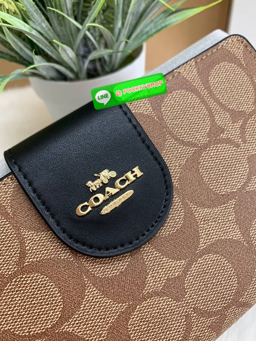 COACH TECH WALLET IN COLORBLOCK SIGNATURE ((C2874)) ✔️กระเป๋าเงินใบยาว หนังแท้ พร้อมสายคล้องมือในตัวค่ะ ✔️เปิดปิดด้านหน้าแบบฝากระดุม ภายในมีช่องใส่ธนบัตร2ช่อง ;สามารถใส่มือถือ iphone 10 xs max ได้เลยค่ะ ✔️มีช่องเสียบธนบัตร7ช่อง;พร้อมช