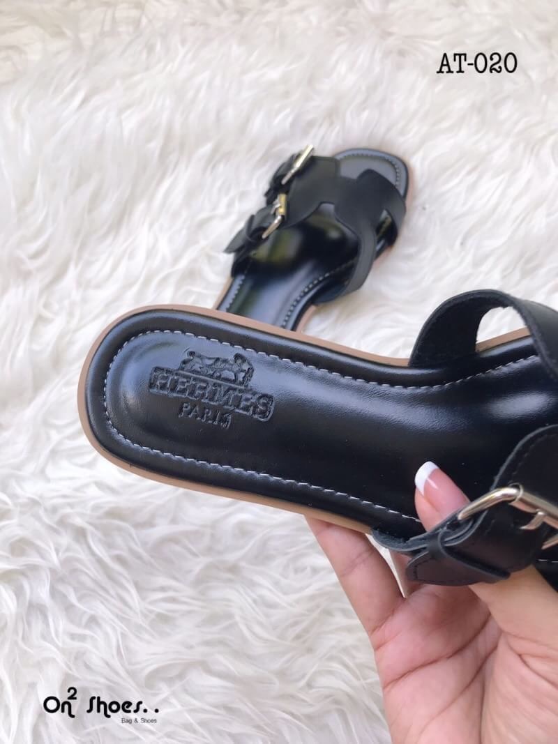 Hermès sandal เข้าแล้วค่ะ..แตะ Hermès รอบนี้หนังดีเวอร์ พื้นปั้มแบรนด์ปั้มนูนชัดแจ๋ว พื้นนิ่มใส่สบาย สวยเบอร์แรงรอบนี้ห้ามพลาดเลยจ้า **รูปสินค้าถ่ายจากงานจริง