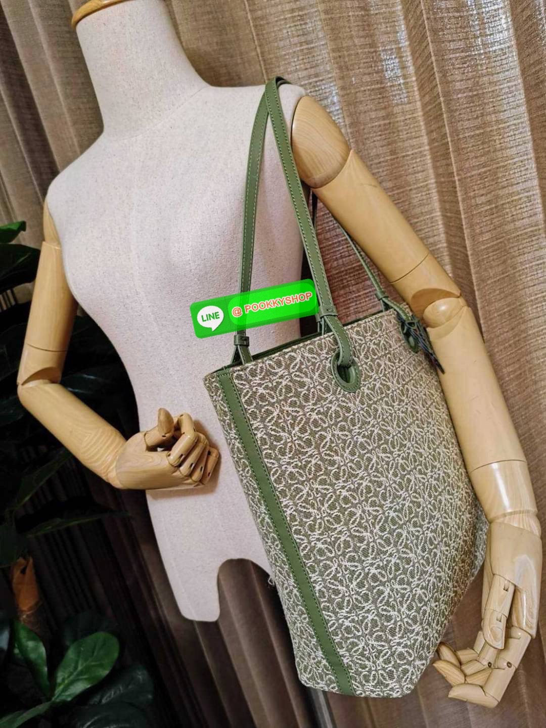 ✴️NEW ARRIVAL!✴️LOEWE ANAGRAM TOTE BAG VIP GIFT WITH PURCHASE GWP พรีเมี่ยมกิ๊ฟ Limited จาก LOEWE PERFUME DUTYFREE ไอเท็มใหม่! ดีไซน์สวยคงเอกลักษณ์ด้วยวัสดุ Anagram Canvas Jacquard Fabric ผสมผสานหนังแท้ Calfskin ลงตัวสุดคลาสสิค ขนาดกำลังดี น