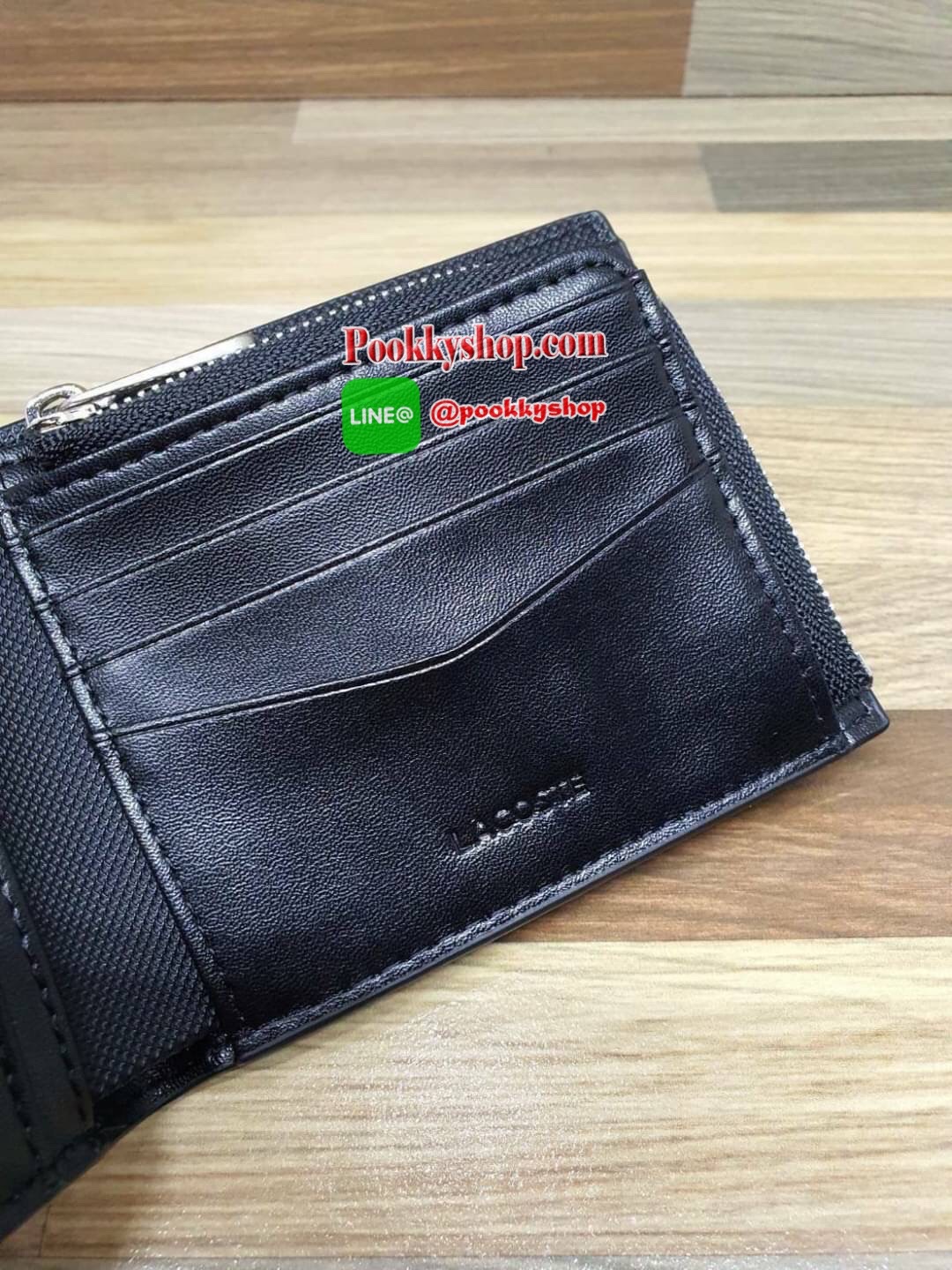 ลาคอส MEN'S CHANTACO LEATHER WALLET กระเป๋าสตางค์คุณภาพดี แบบพับสองตอนสำหรับคุณผู้ชาย มีช่องใส่บัตรถึง 8 ช่อง และช่องใส่ธนบัตรแยกเป็นสัดส่วน มาพร้อมลูกเล่นมีช่องซิปโค้งใส่เหรียญเก๋ๆด้านใน หัวซิปปั๊มแบรนด์ สวยน่าใช้ห้ามพลาดเลยค่า