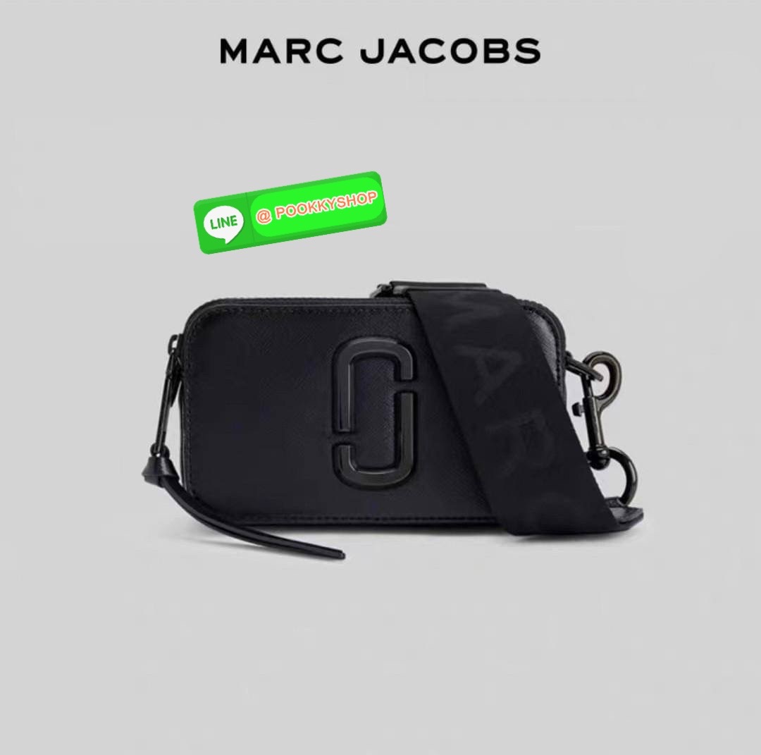 March Jacop Snapshot MJ Cross Body Bag กระเป๋าสะพายข้าง วัสดุหนัง Saffiano ด้านหน้าประดับด้วยโลโก้ J อันเป็นสัญลักษณ์ของแบรนด์ อะไหล่ทองหรูหรา มาพร้อมสายสะพายโลโก้แบบปรับได้ แบ่งเป็น2ช่องซิป ใบนี้คือเรียบหรูแต่ดูดีมาก ไม่ควรพลาดเลยค่า