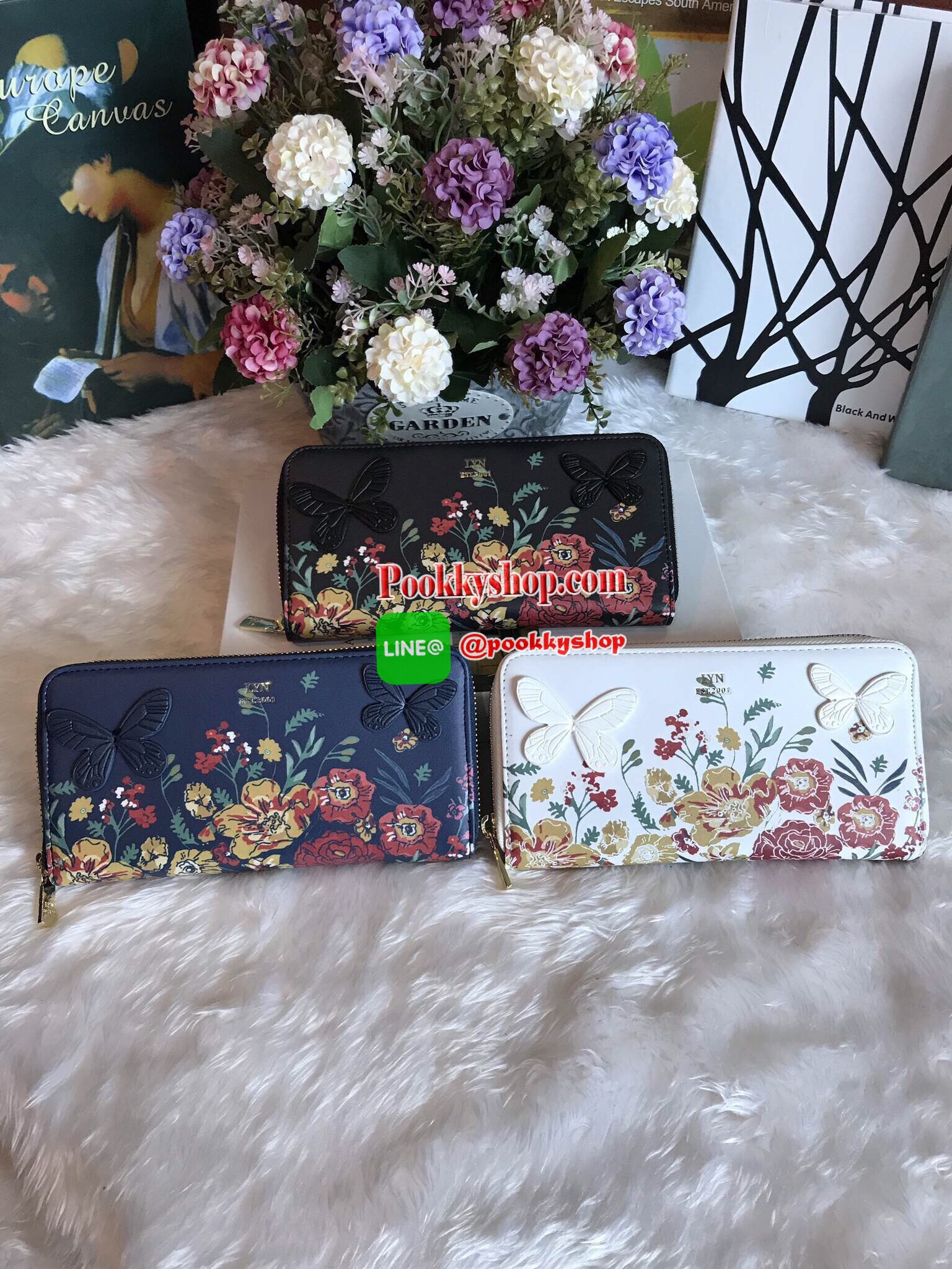 New arrival!! กระเป๋าเงินจาก LYN ชนช็อป แท้เอ้าเลท กระเป๋าเงินใบยาวซิปรอบ ด้านหน้าสกรีนลายดอกไม้และมีผีเสื้อนูนแต่ง สวยน่ารักน่าใช้สุดๆ ด้านหน้าแต่งโลโก้แบรนด์สีทอง อะไหล่สีทองเพิ่มความหรู หัวซิปปั๊มแบรนด์ ด้านในมีช่องซิปใส่เหรียญและช่องธนบัตร จุบัตร 12 ช