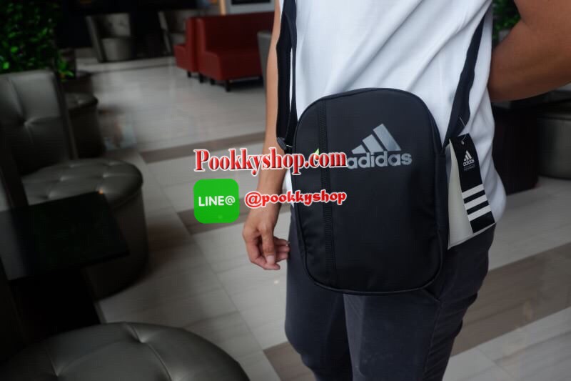 Hot item!! ADIDAS CROSSBODY SHOULDER SPORT BAG กระเป๋าสะพายข้างทรงสปอร์ต เท่ห์ๆ สามารถใช้ได้ทั้งด้านหน้าและด้านหลัง วัสดุผ้าแคนวาส ทนทาน ด้านหน้าตกแต่งเป็นช่องซิปเล็กสำหรับเก็บของจุกจิก สายสะพายสามารถปรับได้ จะสะพายไหล่ หรือสะพายข้างเท่ๆไปเที่ยวก็ได้หมดจบ