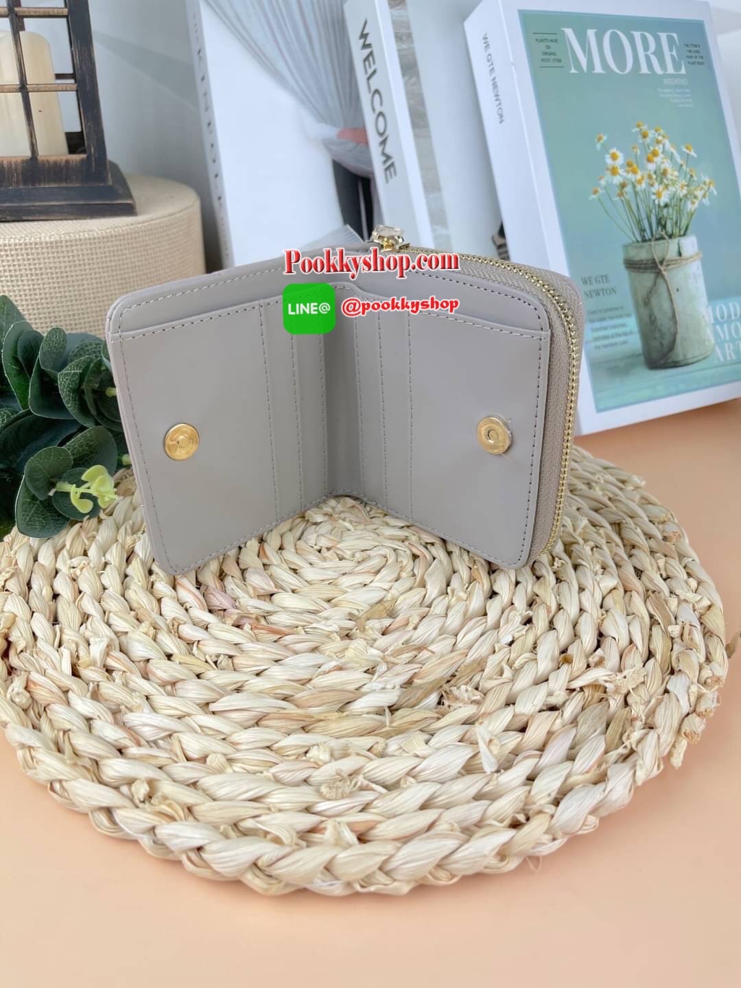 Lyn Decade Wallet กระเป๋าเงินใบสั้น รุ่นนี้สวยน่ารักมากๆ จับถนัดมือ มีฟังก์ชันให้ใช้ครบจบในใบเดียว! วัสดุหนังนุ่มมือ เดินด้ายทั้งใบเพิ่มดีเทล มีโลโก้สวยเด่นที่ด้านหน้า เปิดปิดแบบกระดุมแม่เหล็ก มีช่องใส่ธนบัตรได้ตามยาว ใส่แบงค์ไม่ต้องพับค่า ช่องการ์ด 6 ช่อ