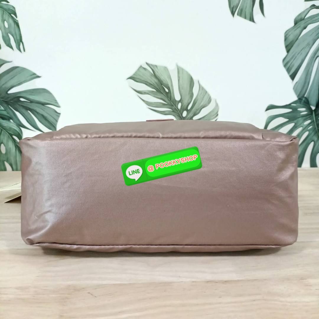 Kipling Damen Orelie Henkeltasche handbag กระเป๋าถือหรือสะพาย ขนาดกลาง วัสดุ Nylon 100% หูถือสูง 7 นิ้ว สายสะพายยาว 126ซม. มีช่องแยกใช้งานหลายช่อง ประกอบด้วย -ด้านหน้า ช่องซิปลึกถึงฐานกระเป๋า -ด้านหลัง ช่องซิปลึกถึงฐานกระเป๋า -ช่องใช้งานหลักด้านใน 3 ช่อง