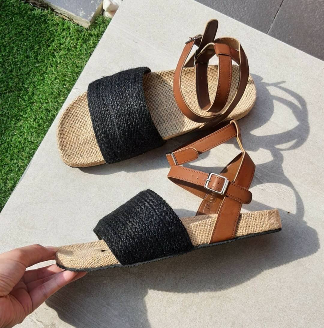 แบบใหม่ มาแล้วคะ พร้อมส่งคร่าา !! รองเท้าแตะลำลอง style korea มากกก ทรงสวม รัดข้อเท้า พื้นกระสอบเก๋ๆ เว้ารับเท้า เก๋มากๆ สวยมากๆ ใส่สบายมากๆ ใส่สบายๆๆชิวๆ