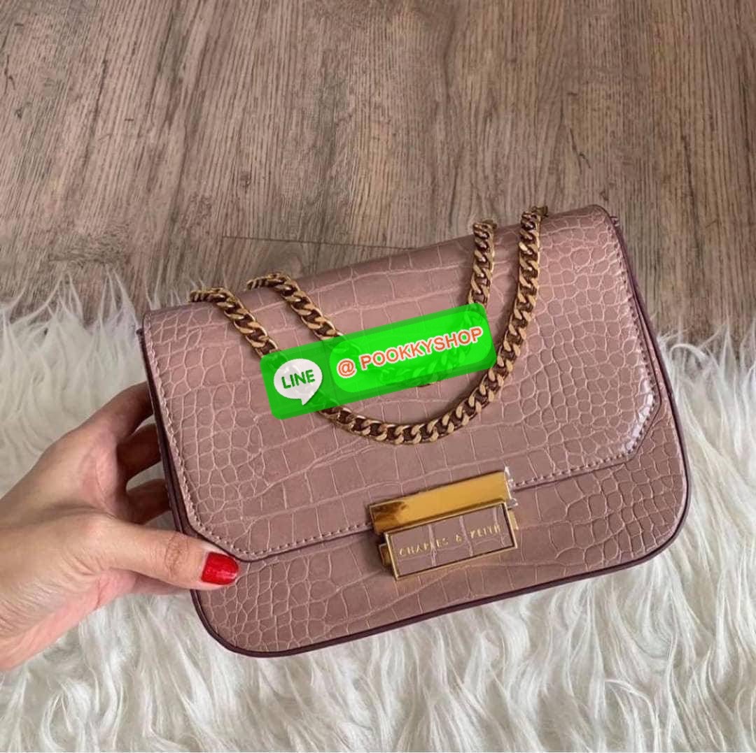 แท้ Outlet Charles&Keith ลายหนังจระเข้ ผิวเงา เปิดปิดแบบบีบคลายล็อค ภายในมีช่องซิป ด้านหลังมีช่องย่อย สะพายสายคู่หรือสายเดี่ยวได้ น้ำหนักเบา