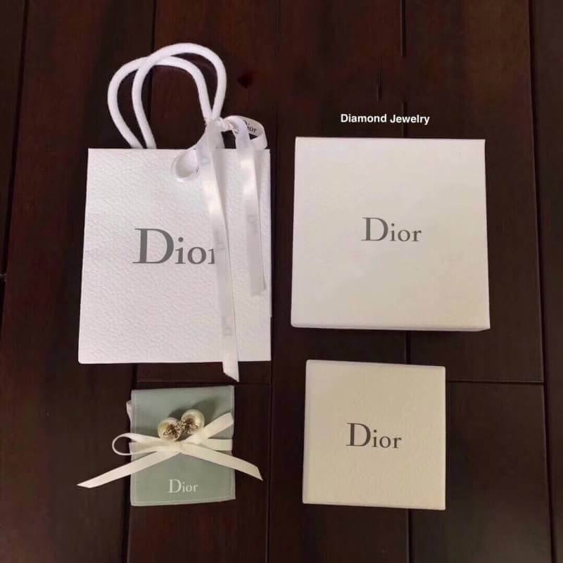 มาเพิ่มแล้วคะ New Arrival !!!! Christian Dior Earring ต่างหูคริสเตียนดิออ งานมุกอะไหล่ทอง รับรองสวยวิ้งมากกกกก งานดี ตัวเรือนเงาวิ้งมากๆคะรับประกันความพอใจเลยค่ะ ตัวเสียบแน่นไม่หลุดง่ายค่ะ ตัวเรือนสีทองดูหรูมากๆค่ะ ใส่ออกมาน่าร๊ากกกก จัดเลยคร่าา งานชุบ 18